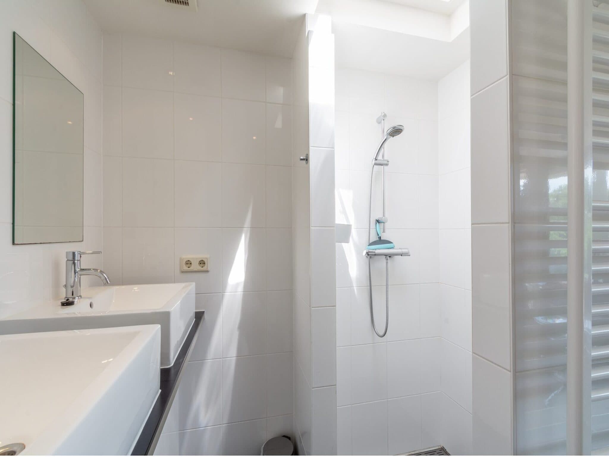 De badkamer van Garnekuul 73 in Callantsoog