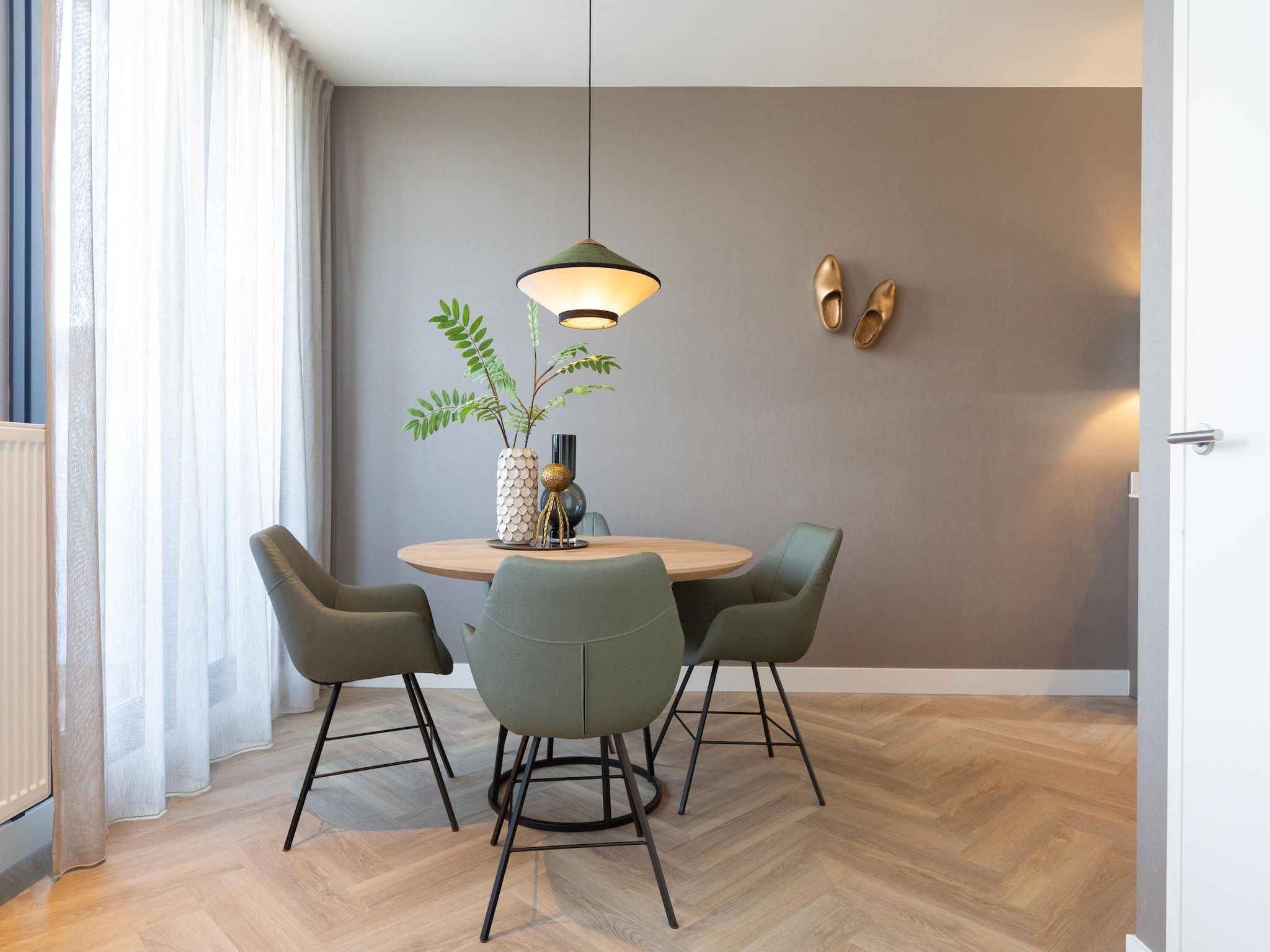 De eetkamer van Maurits 7 in Den Haag