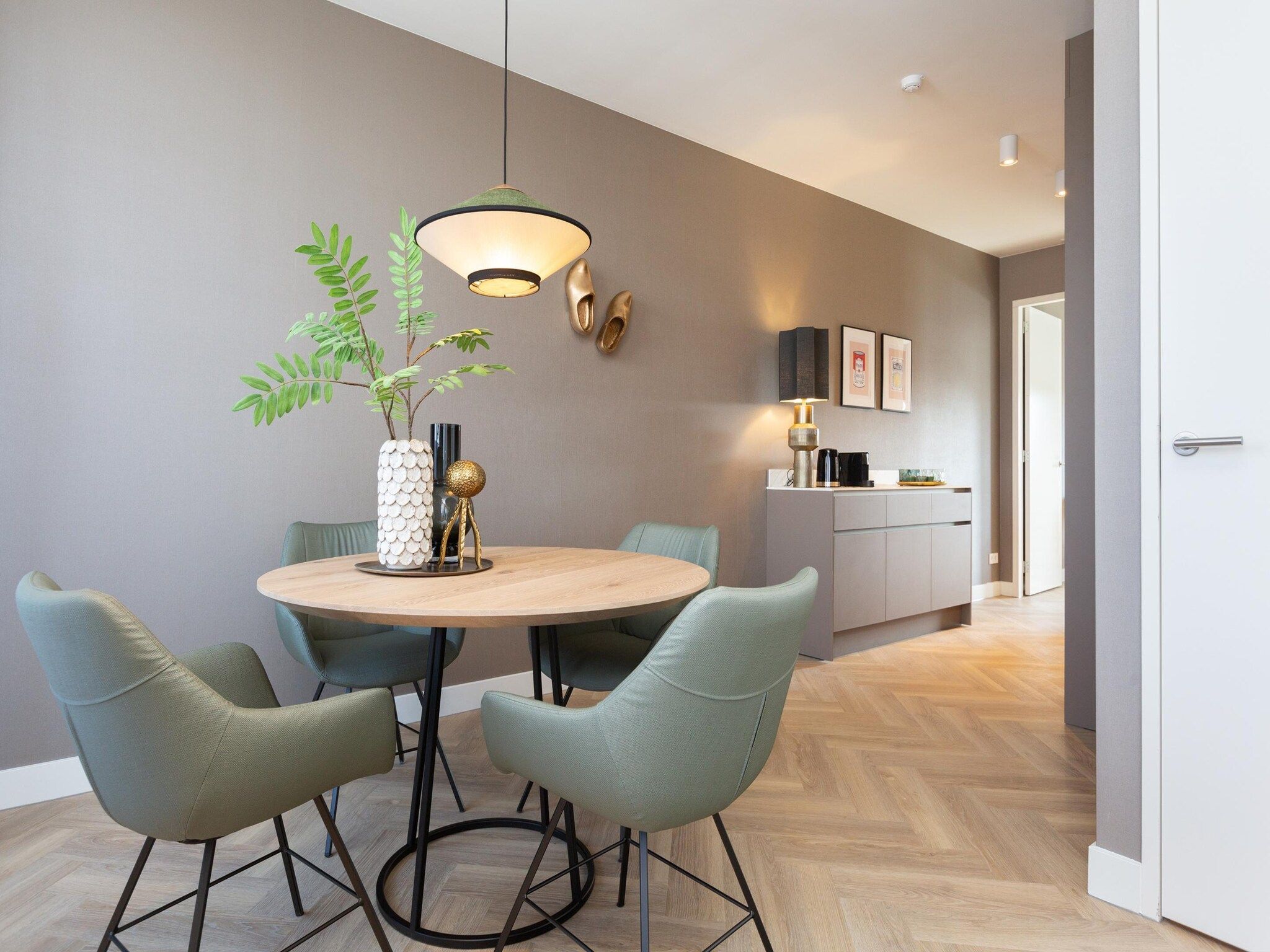 De eetkamer van Maurits 7 in Den Haag