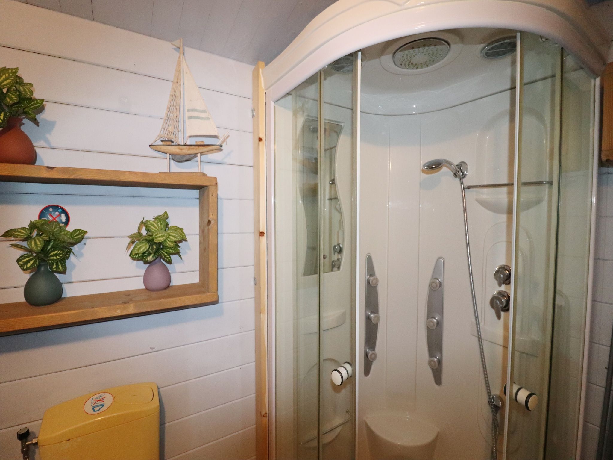 De badkamer van VT 99 in Tzummarum