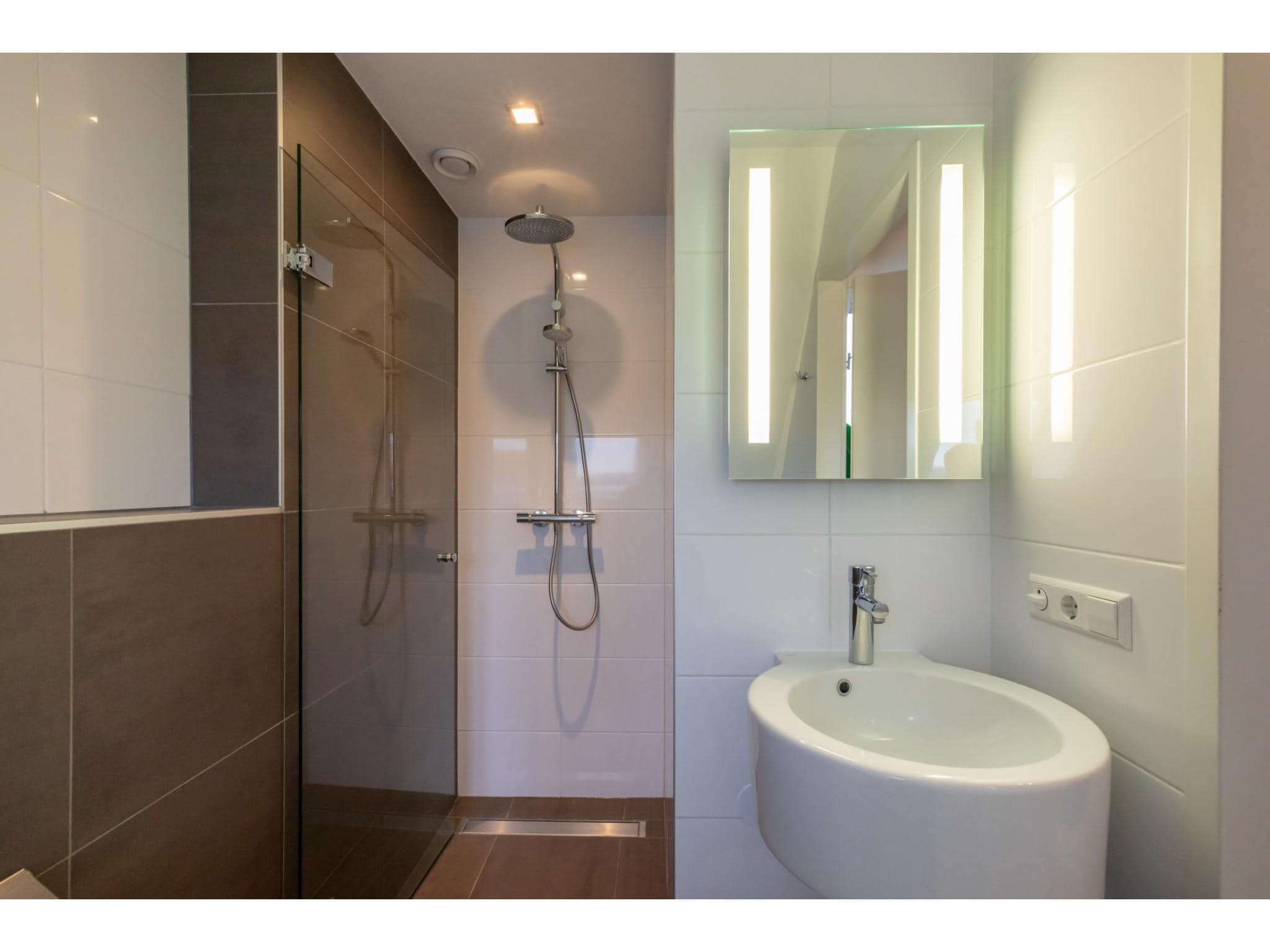 De badkamer van Langestraat 29D in Zoutelande
