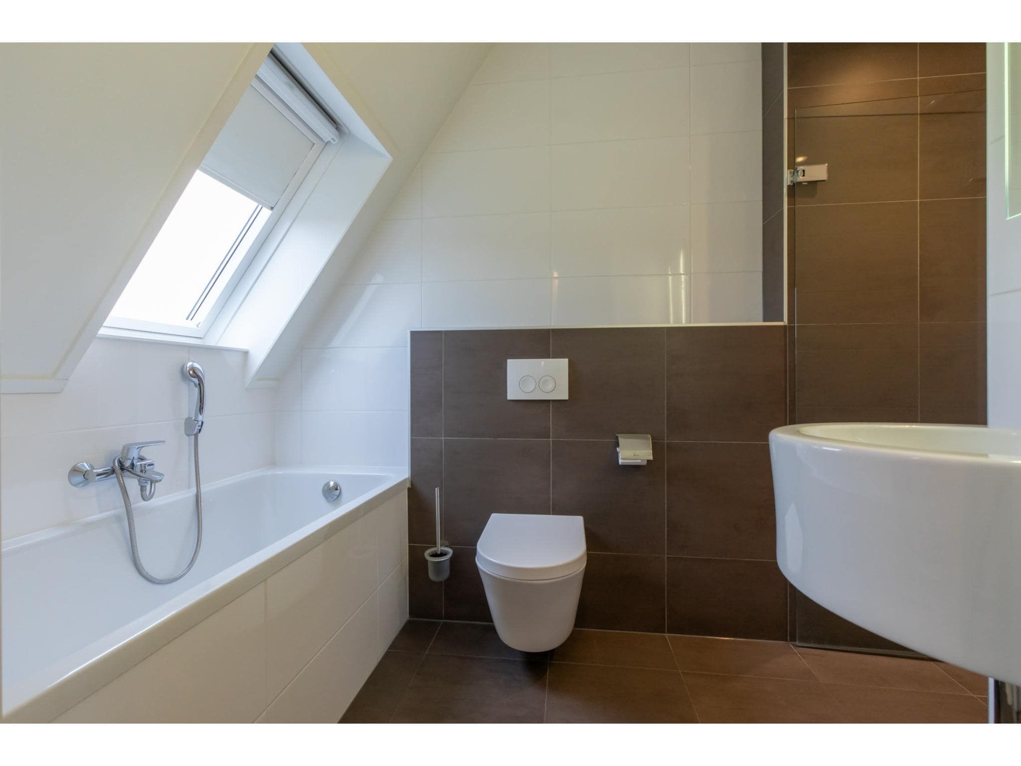 De badkamer van Langestraat 29D in Zoutelande