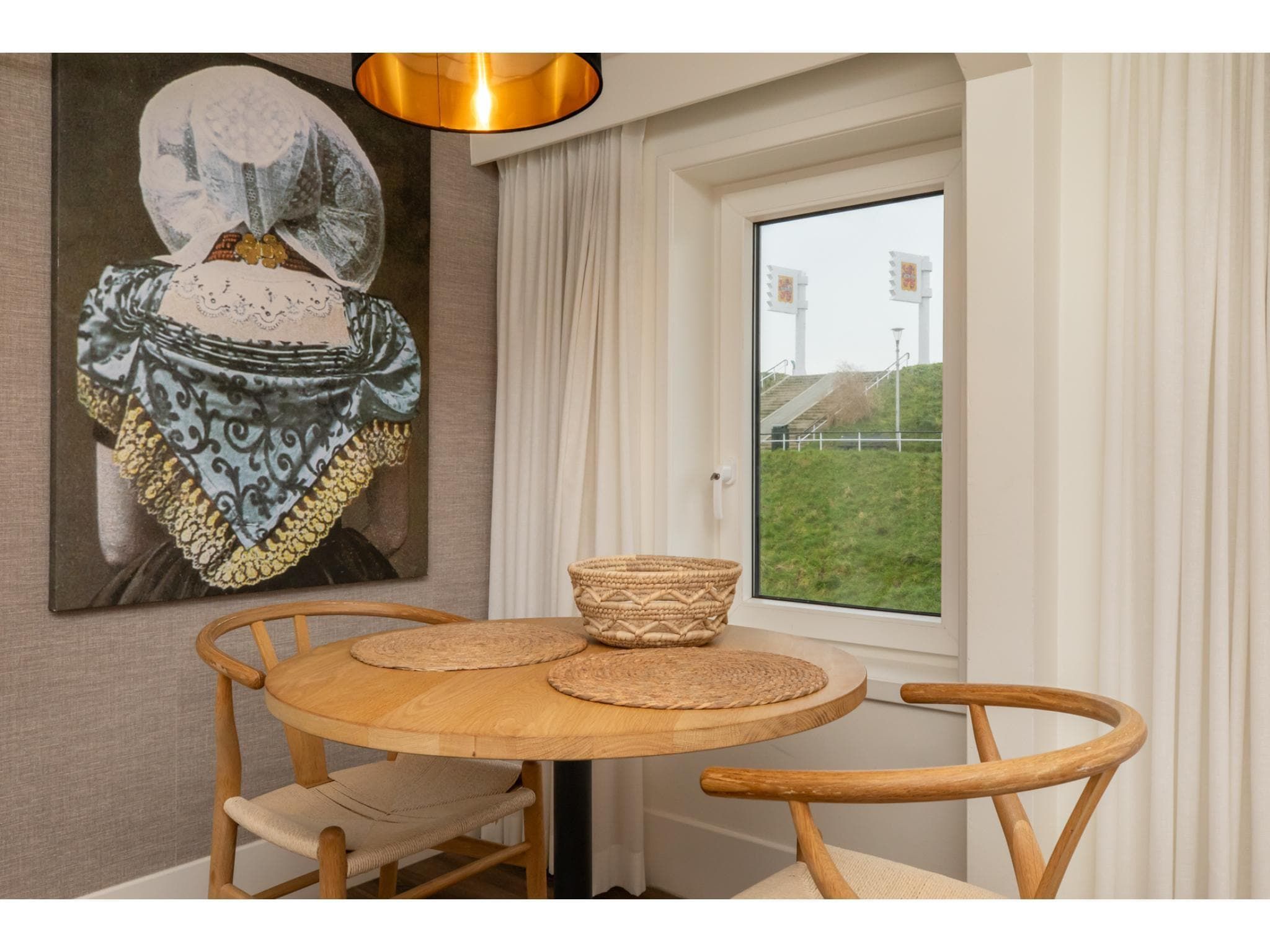 De eetkamer van Langstraat 5B in Zoutelande