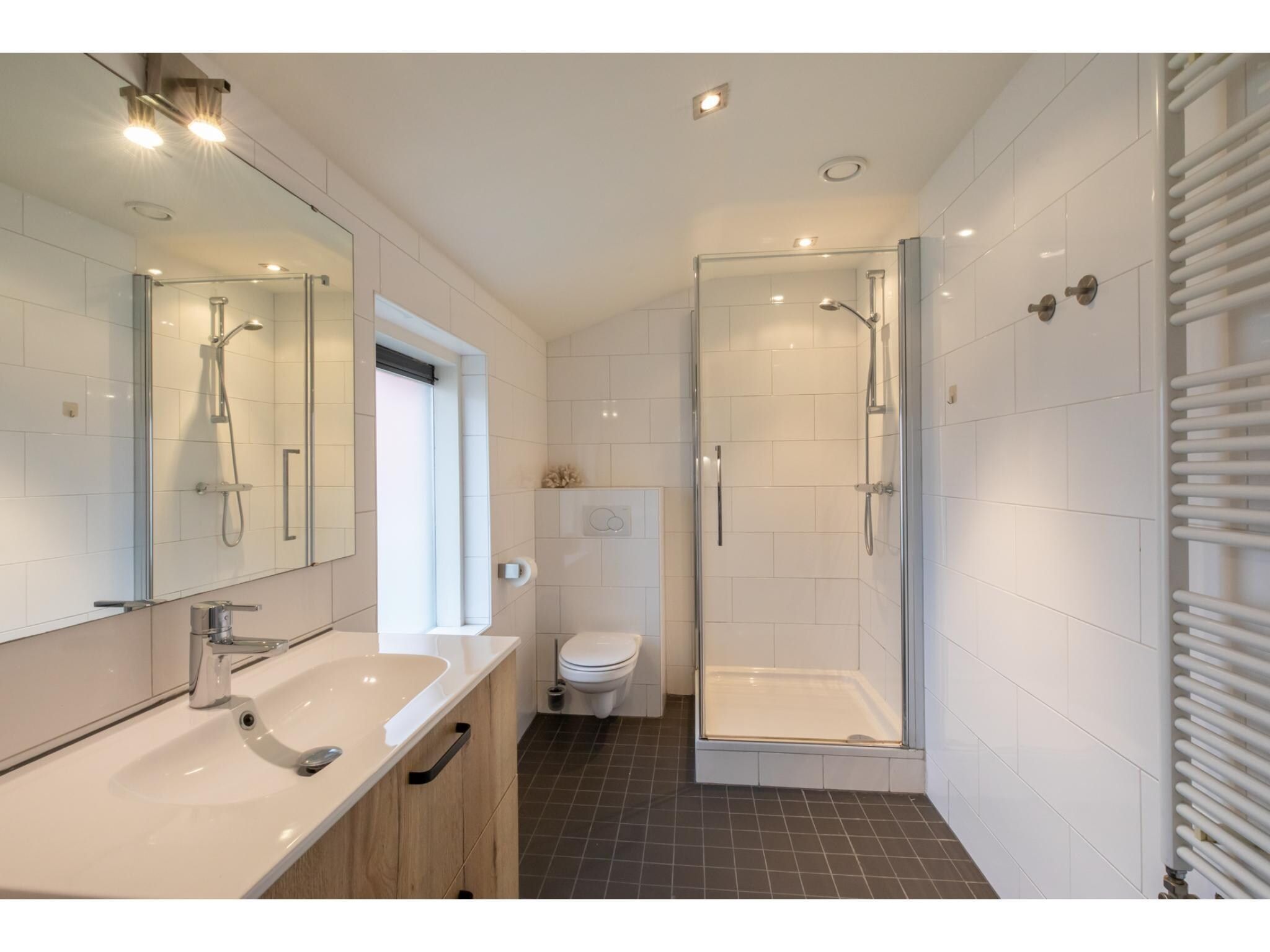 De badkamer van Langstraat 5B in Zoutelande