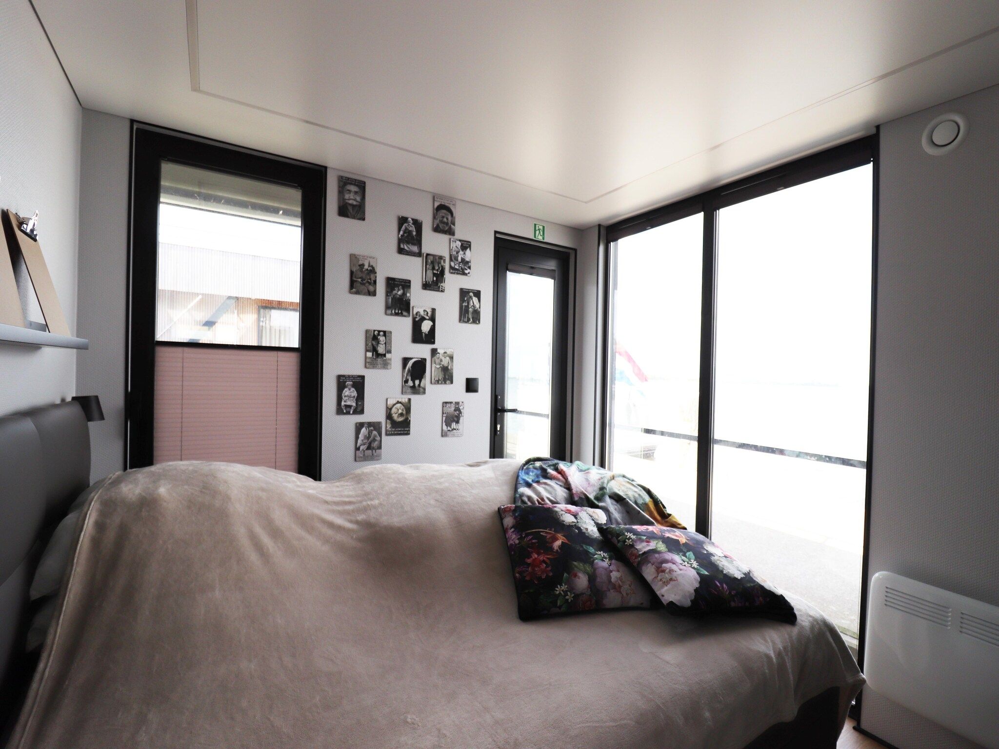 Een slaapkamer van Houseboat Kohlenpott in Offingawier