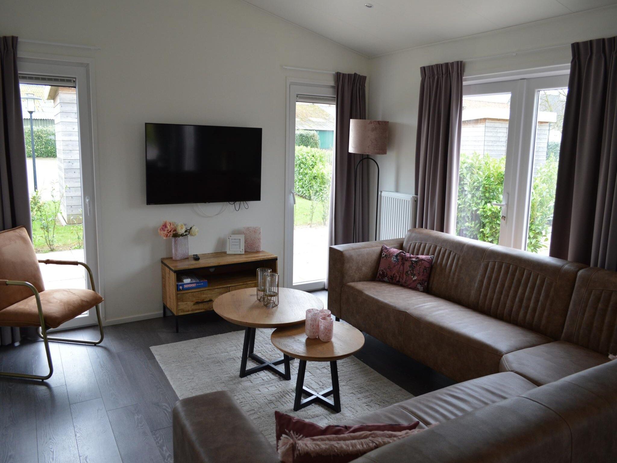 De woonkamer van Schaelsbergerbosch - 2 Bathrooms, Fireplace & Garden Shed in Bemelen