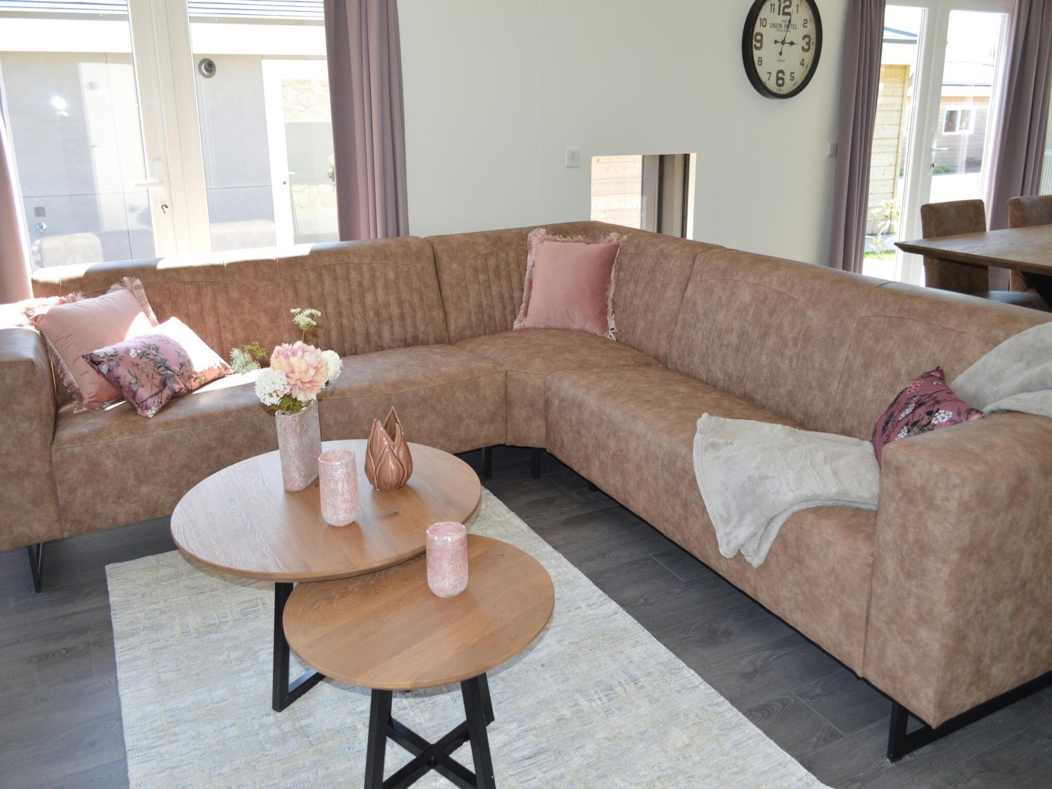 De woonkamer van Schaelsbergerbosch - 2 Bathrooms, Fireplace & Garden Shed in Bemelen
