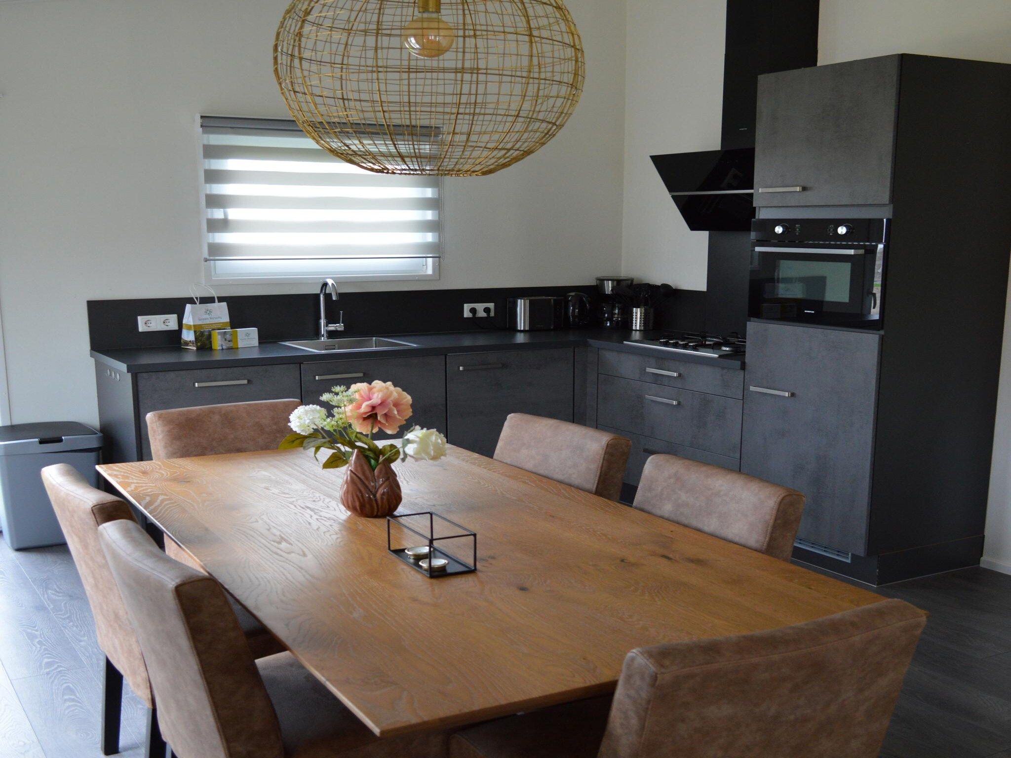 De eetkamer van Schaelsbergerbosch - 2 Bathrooms, Fireplace & Garden Shed in Bemelen
