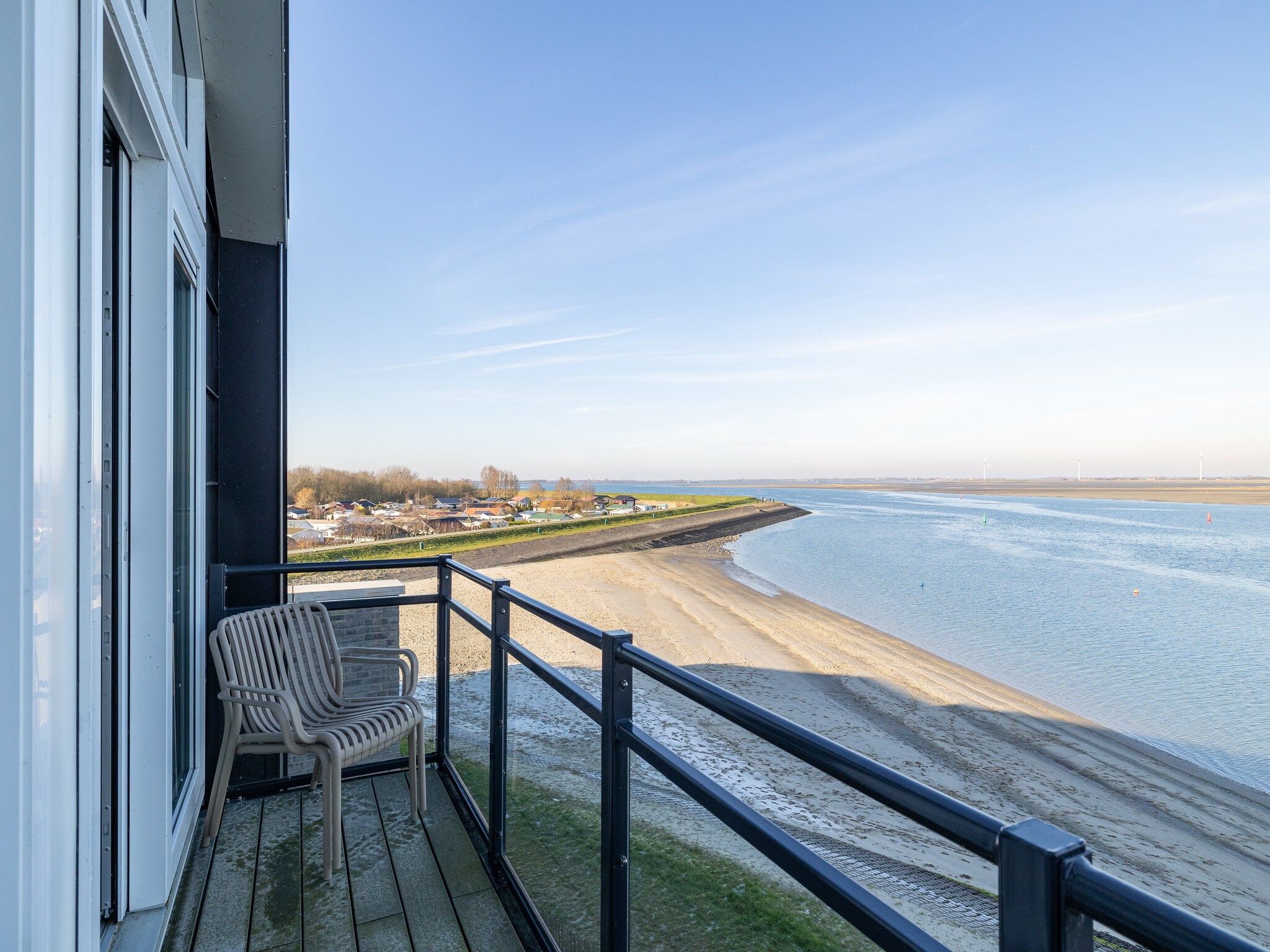Het uitzicht vanaf Appartement Vista Maris 'Haus am See' - Havenweg 8-30  Sint-Annaland in Sint-Annaland
