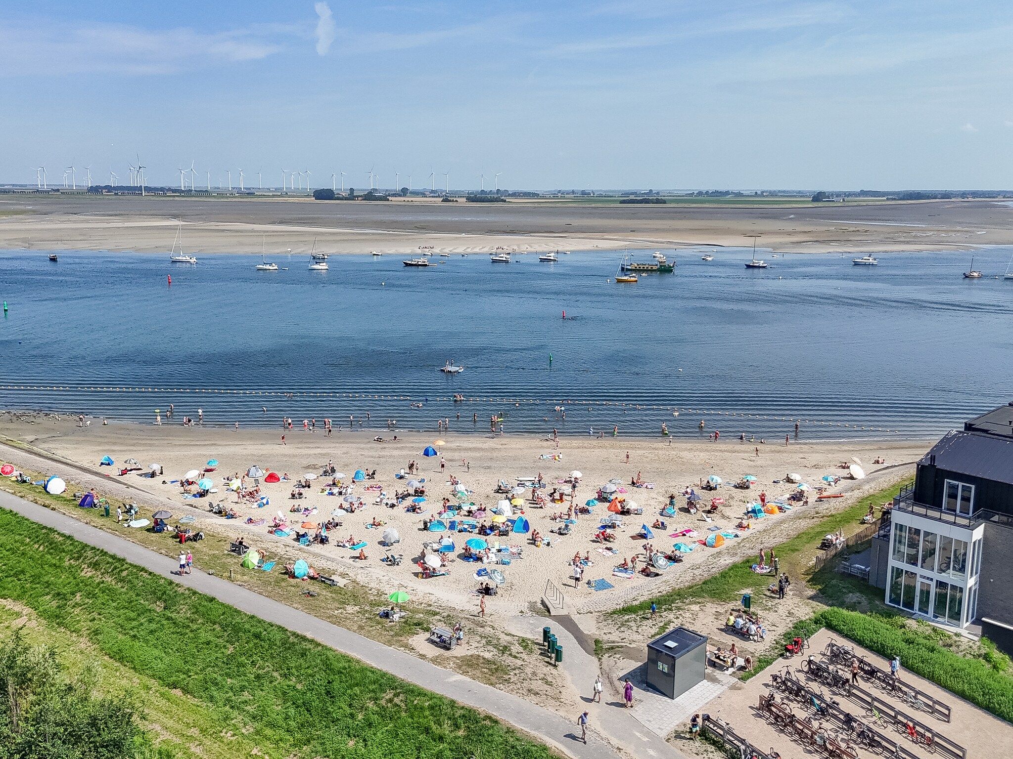 De buitenkant van Appartement Vista Maris 'Haus am See' - Havenweg 8-30  Sint-Annaland in Sint-Annaland