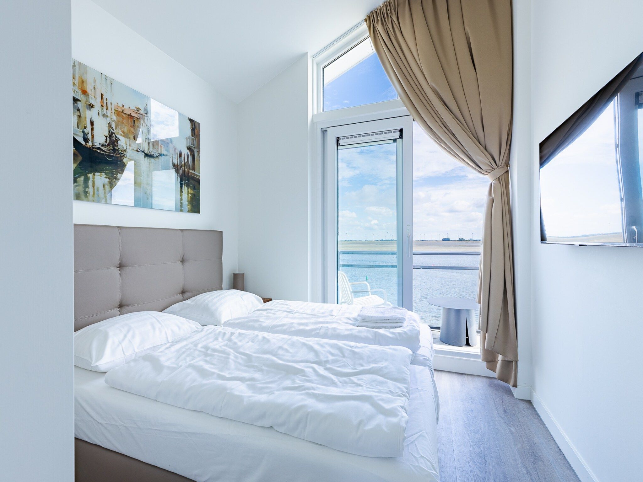 Een slaapkamer van Appartement Vista Maris 'Haus am See' - Havenweg 8-30  Sint-Annaland in Sint-Annaland
