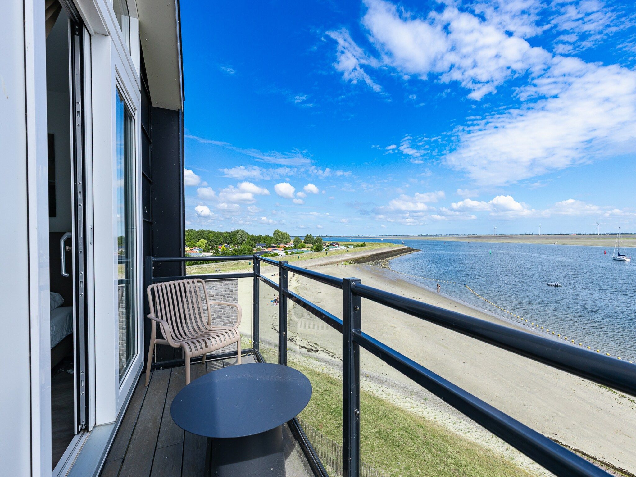 Het terras van Appartement Vista Maris 'Haus am See' - Havenweg 8-30  Sint-Annaland in Sint-Annaland