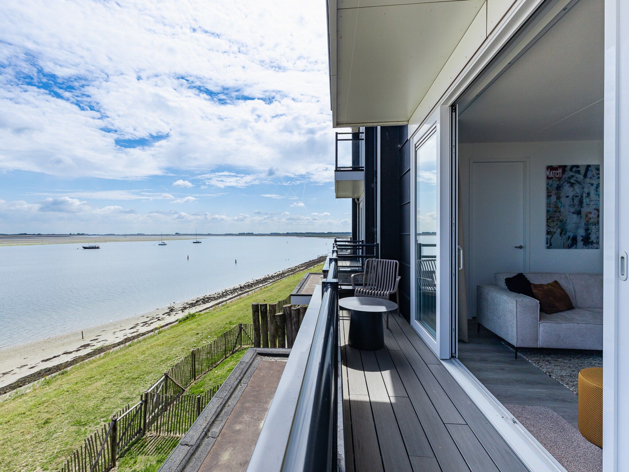 De buitenkant van Appartement Vista Maris 'Haus am See' - Havenweg 8-30  Sint-Annaland in Sint-Annaland
