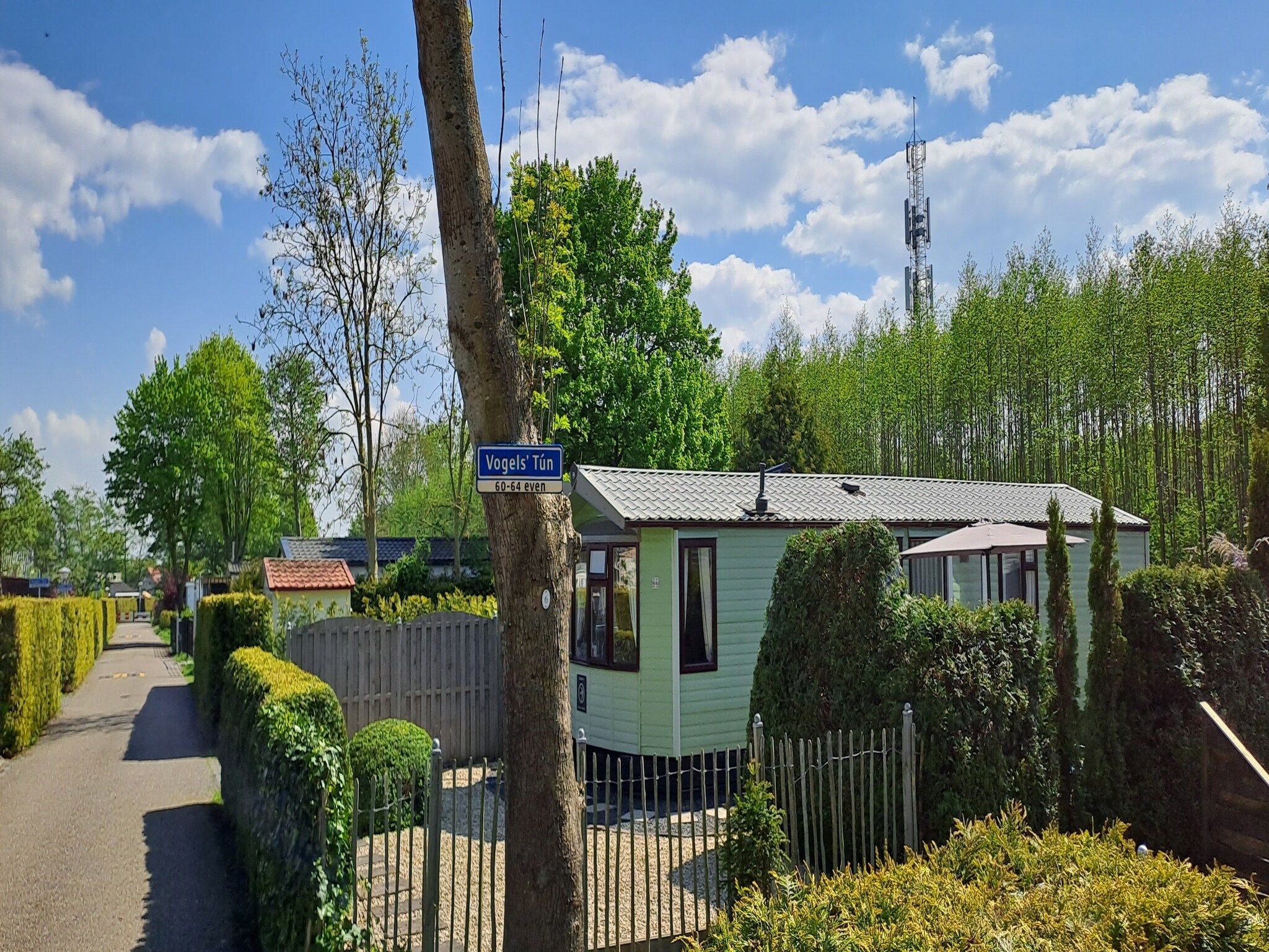 De buitenkant van VT 66 in Tzummarum