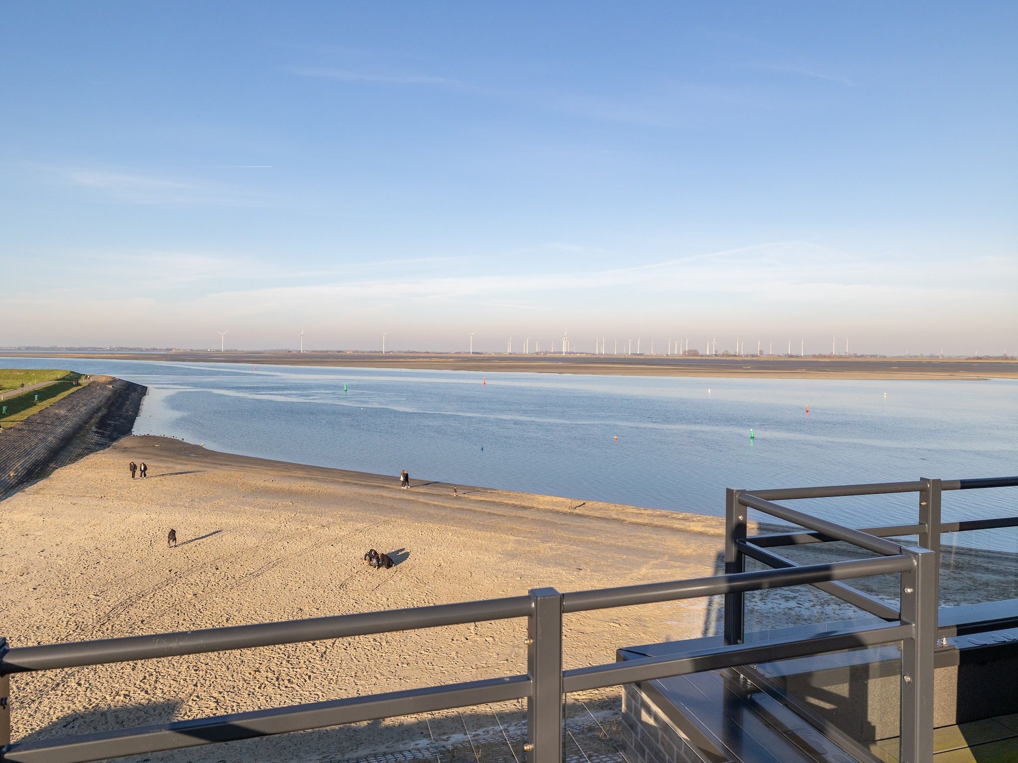 Het uitzicht vanaf Appartement Vista Maris - Havenweg 8-48  Sint-Annaland in Sint-Annaland