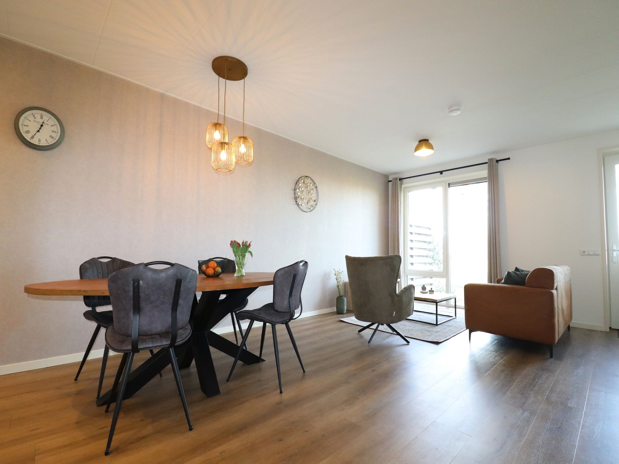 De eetkamer van Berkenhof appartment in Workum