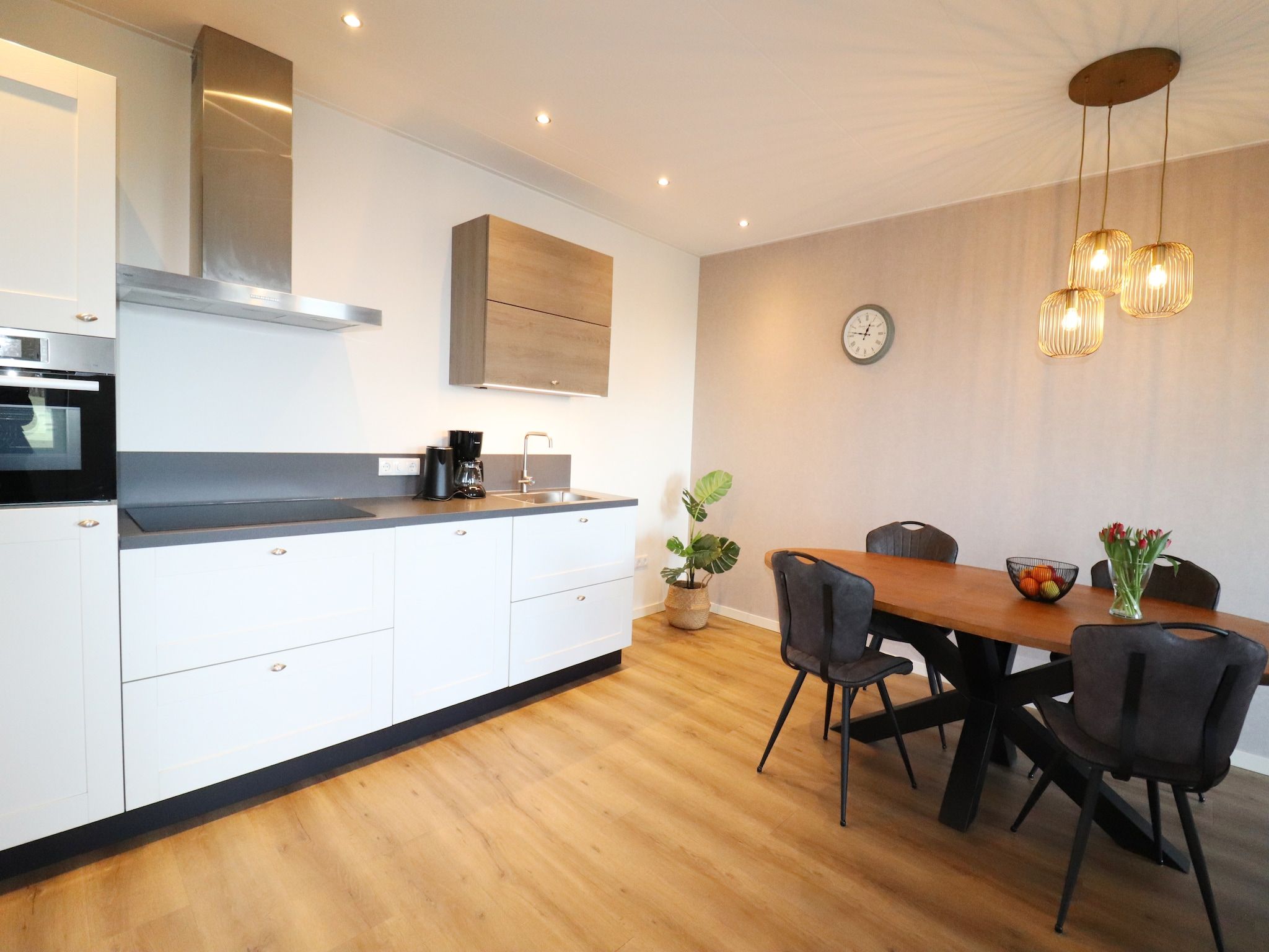 De eetkamer van Berkenhof appartment in Workum
