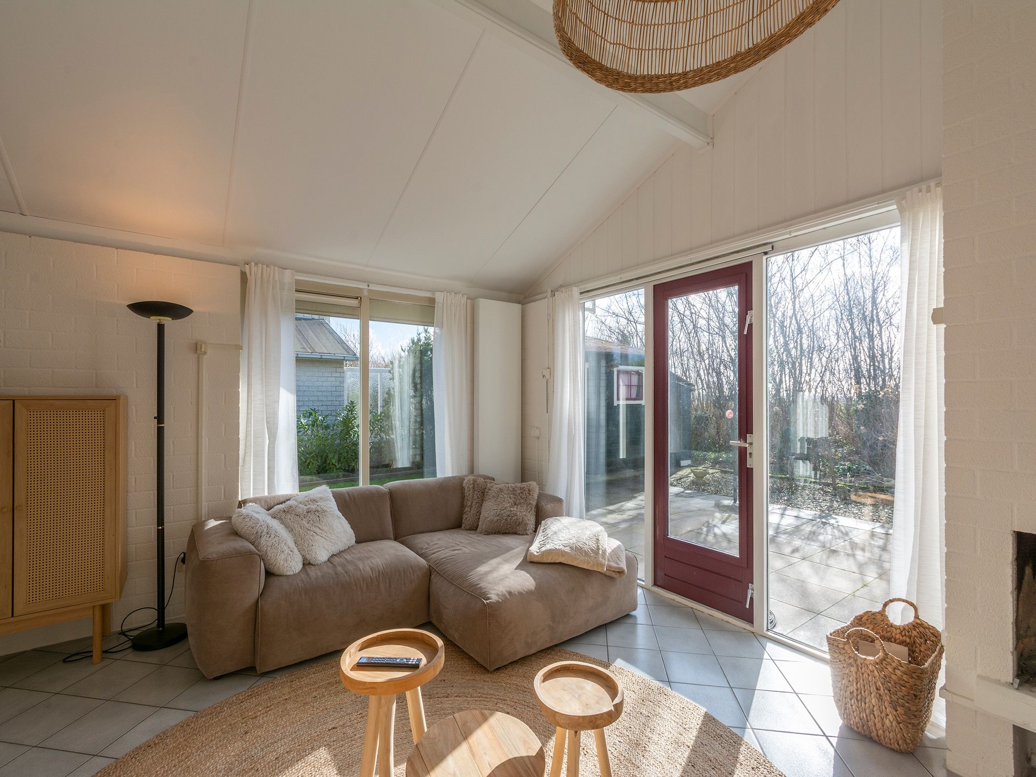 De woonkamer van Watersnip 57 "Huis Skuumkoppe" in Petten