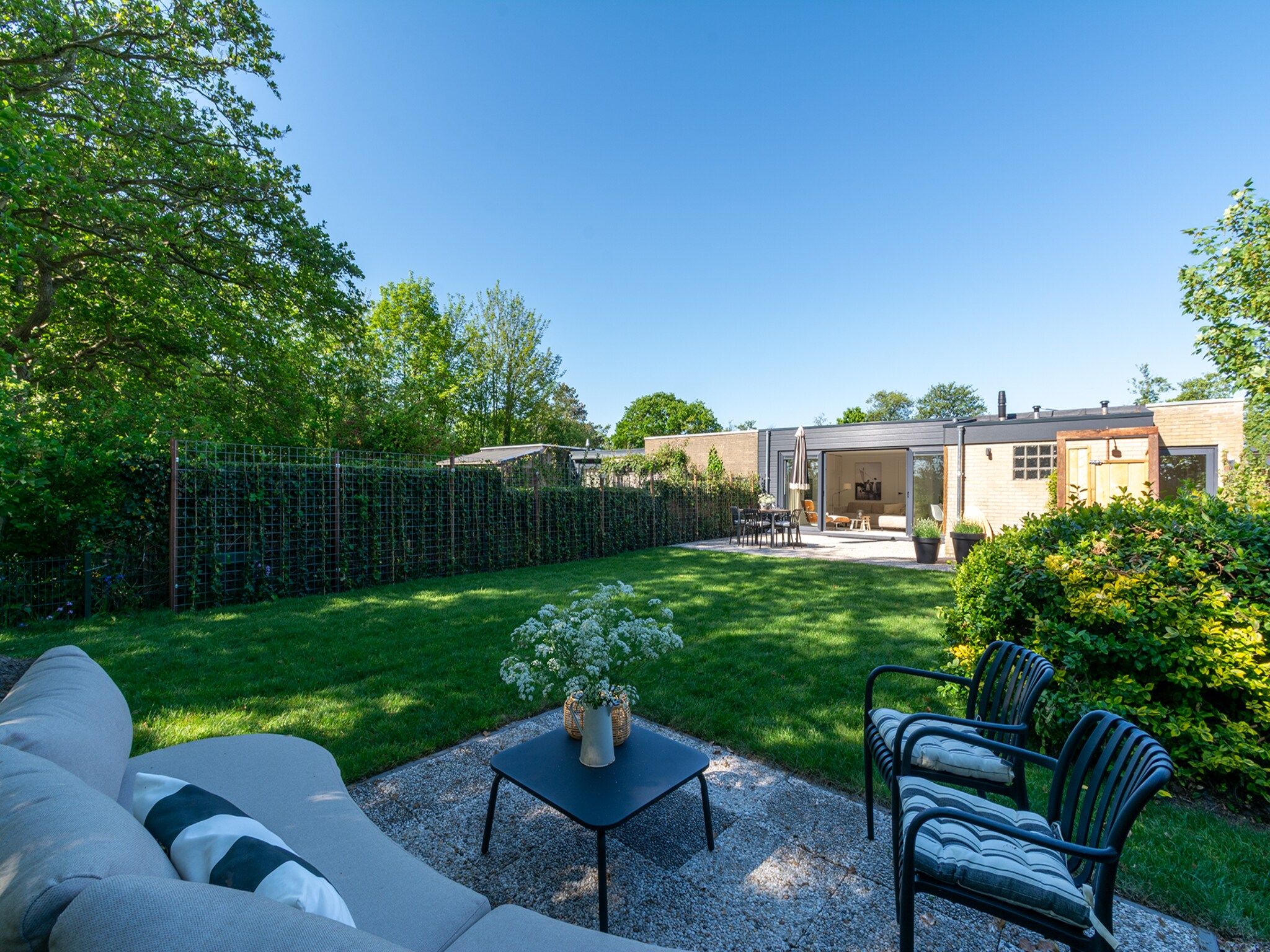 Het terras van Beach Bungalow Sint aan Zee in Sint Maartenszee