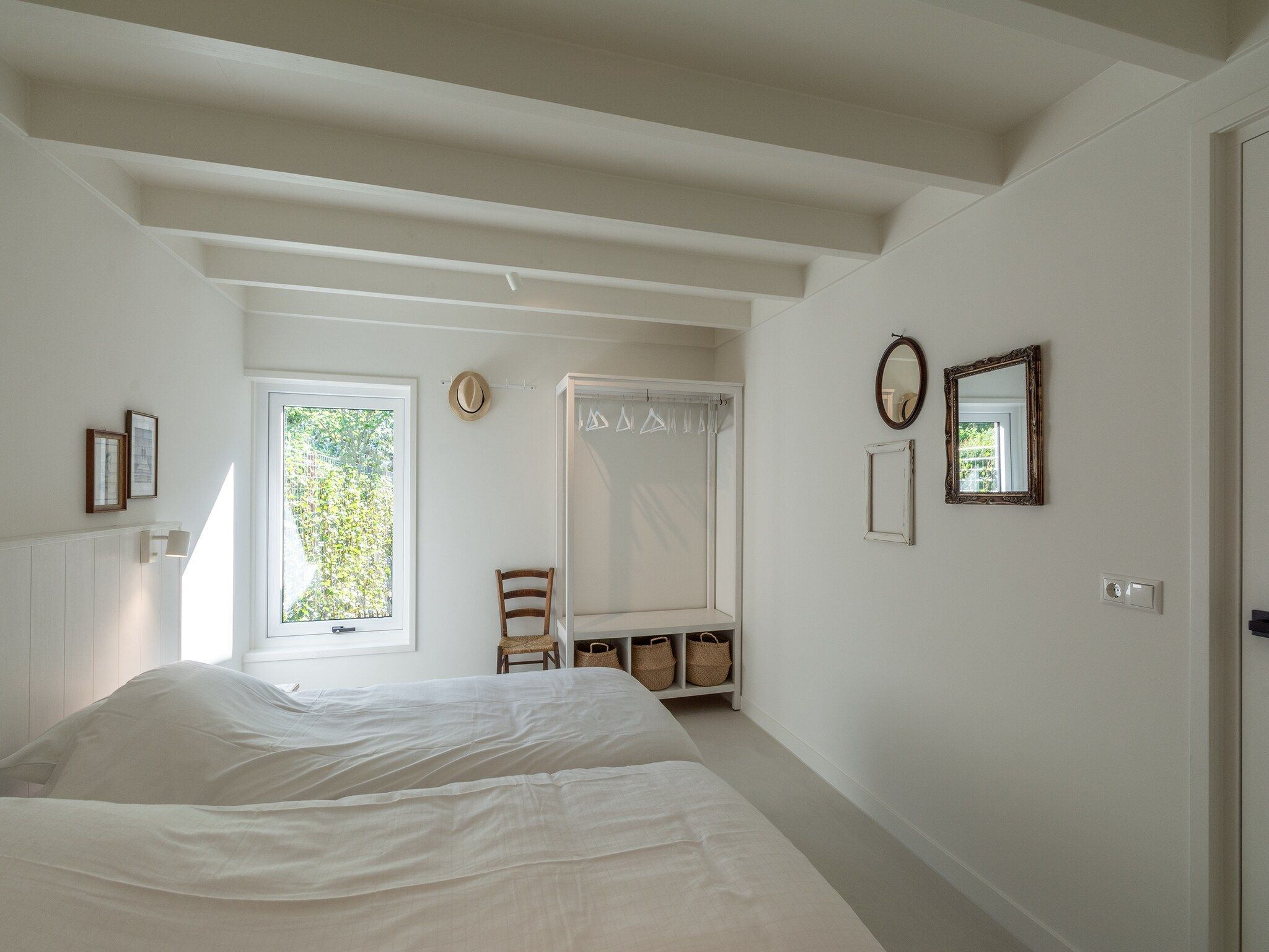 Een slaapkamer van Beach Bungalow Sint aan Zee in Sint Maartenszee