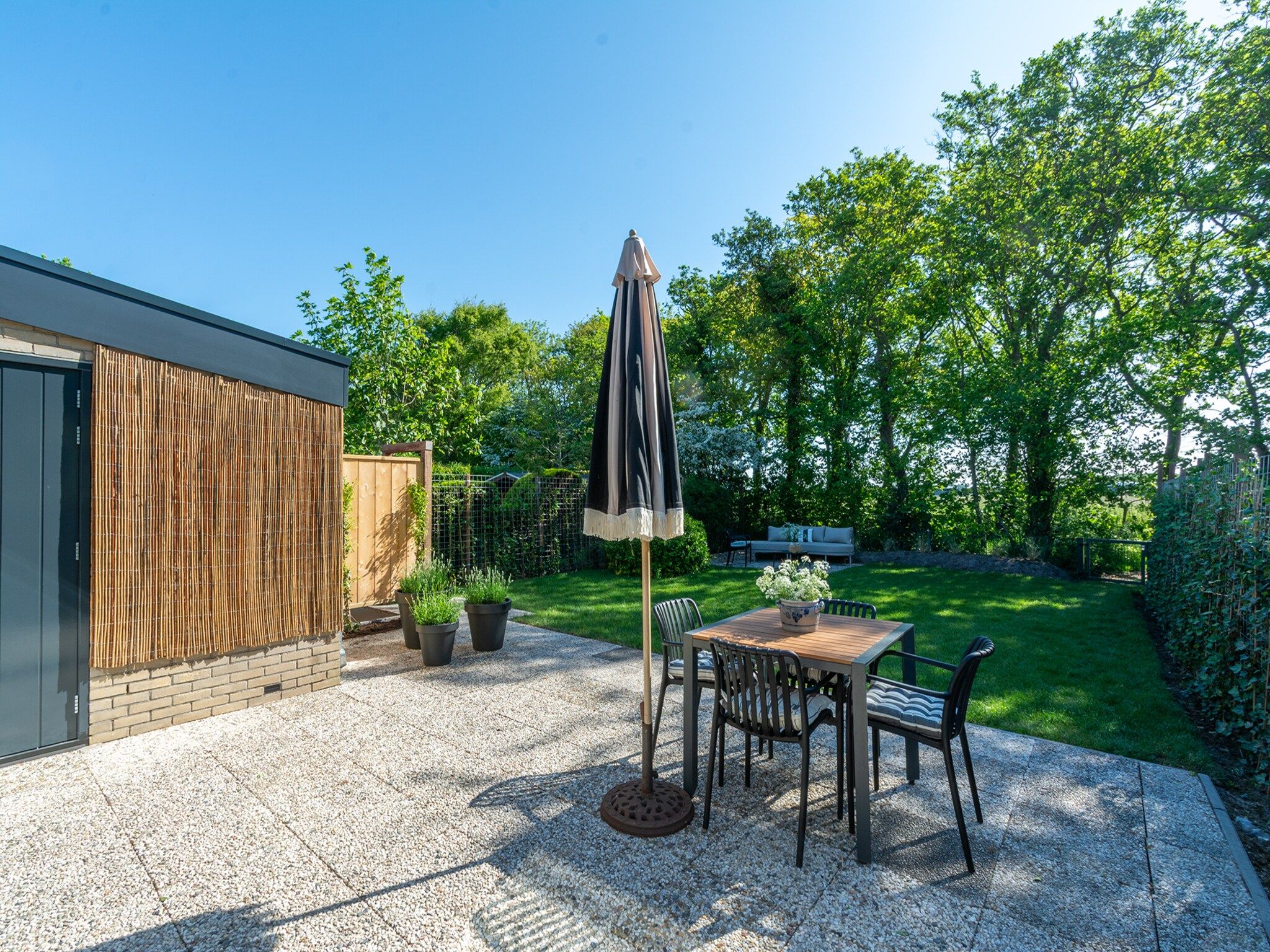 Het terras van Beach Bungalow Sint aan Zee in Sint Maartenszee
