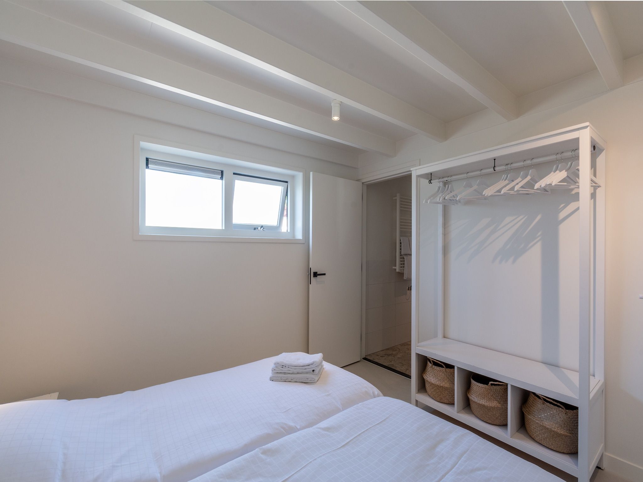 Een slaapkamer van Beach Bungalow Sint aan Zee in Sint Maartenszee