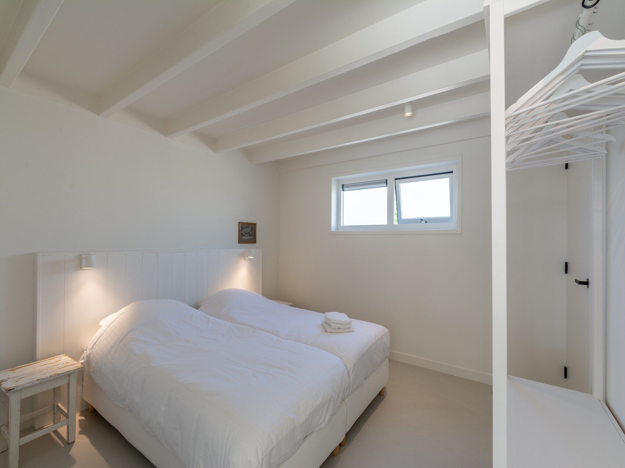 Een slaapkamer van Beach Bungalow Sint aan Zee in Sint Maartenszee