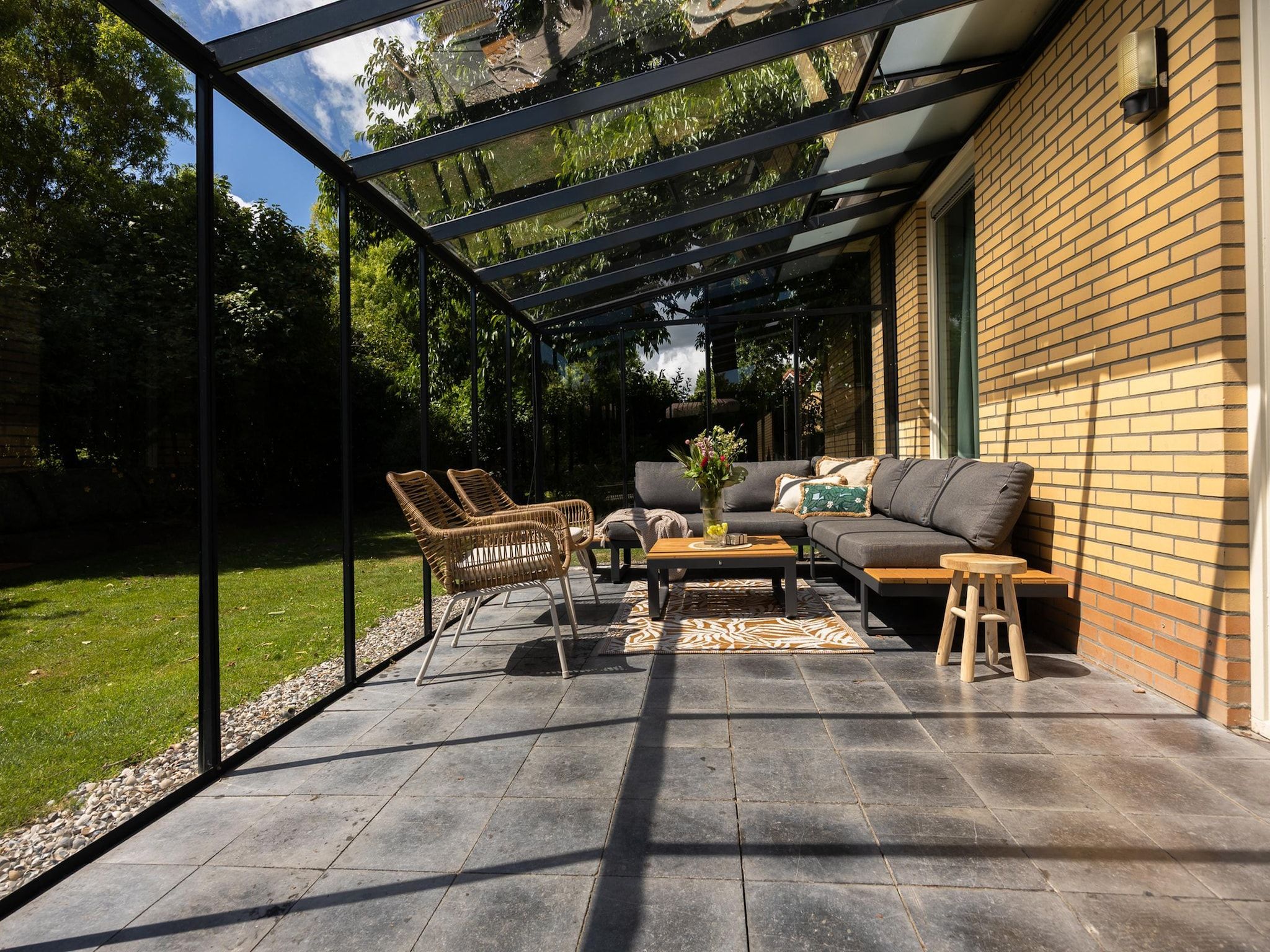 Het terras van Alkmaar 12 in Andijk