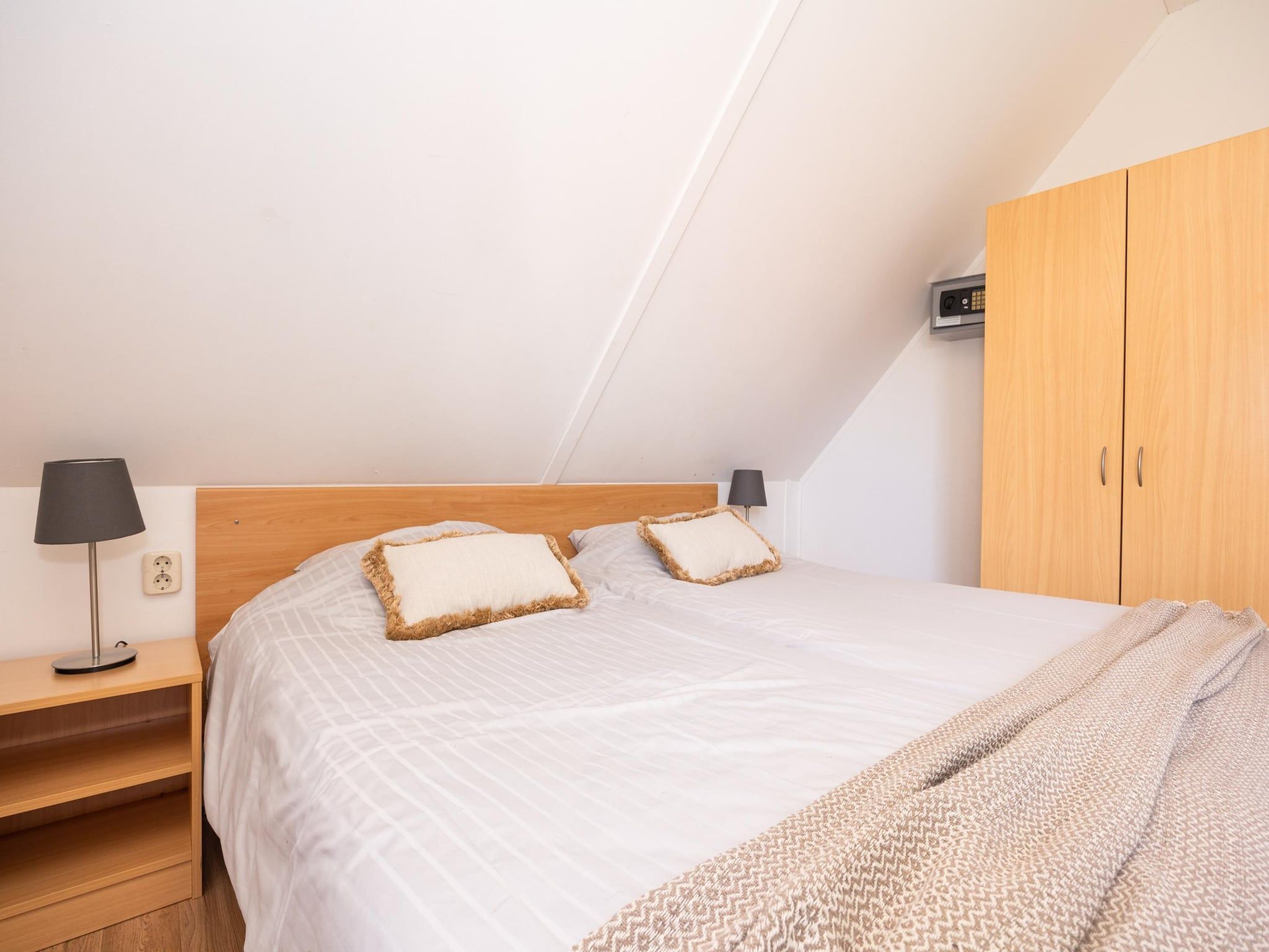 Een slaapkamer van Alkmaar 12 in Andijk