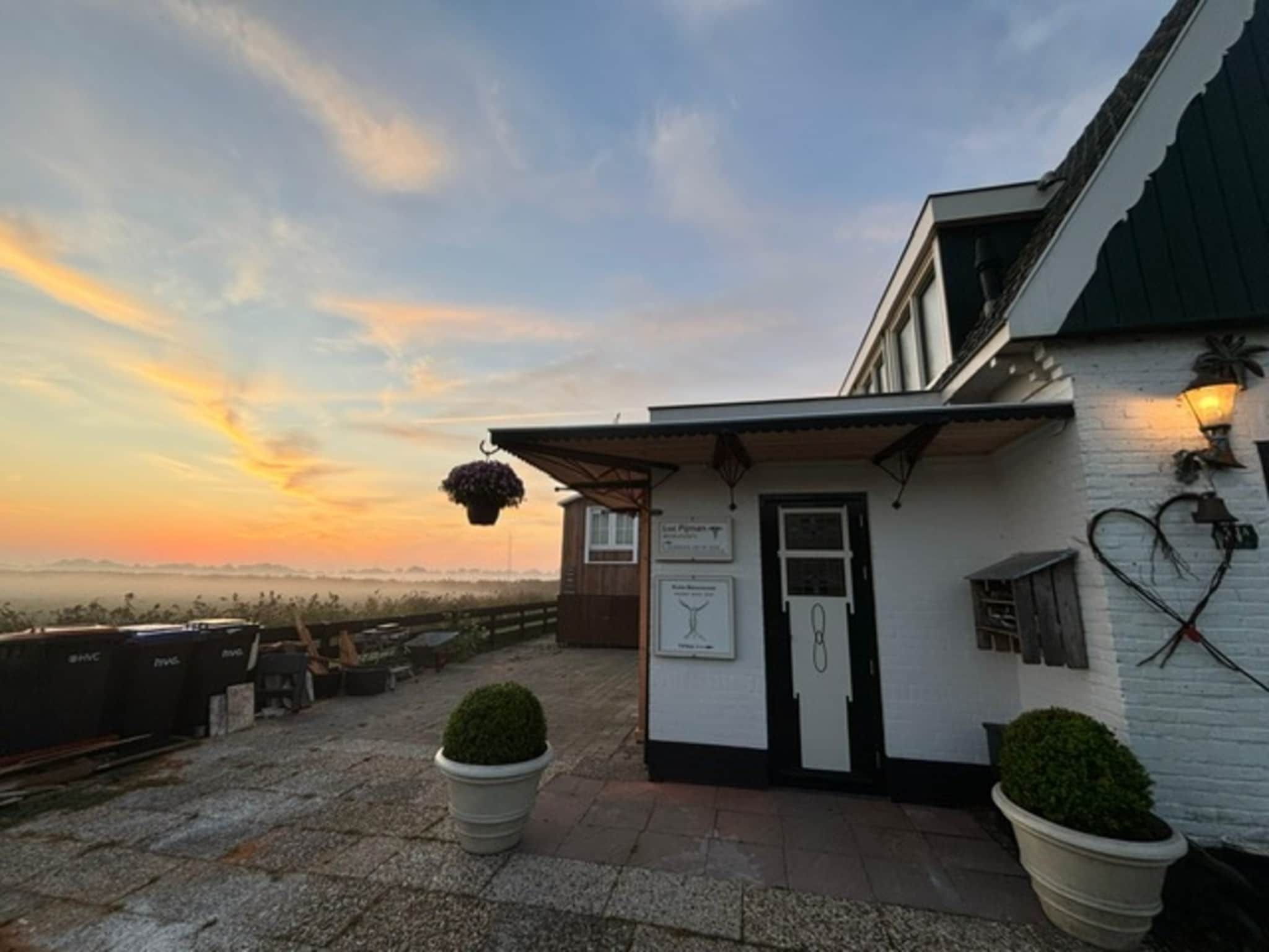 De buitenkant van Era Nova in 't Zand
