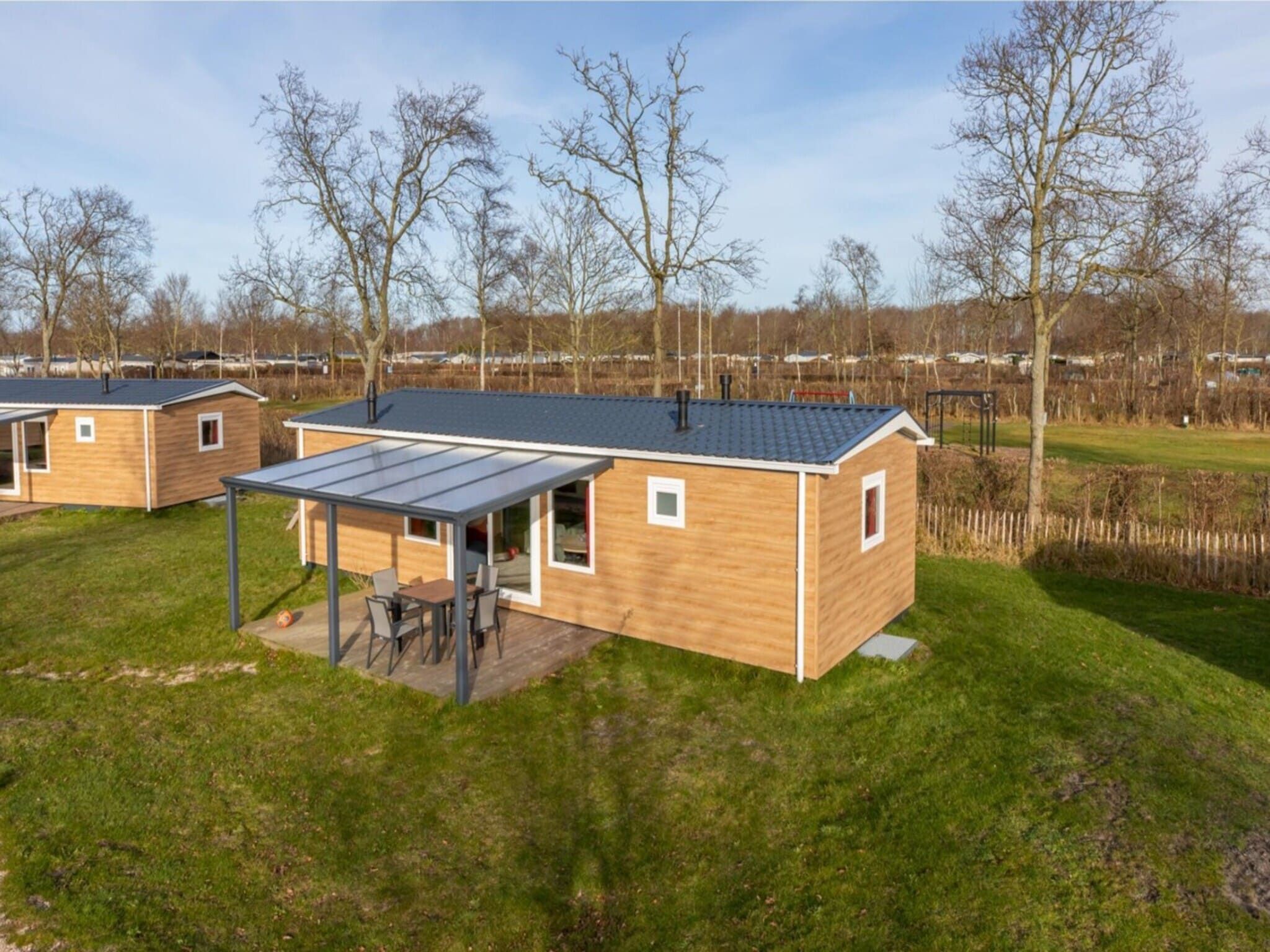 De buitenkant van Chalet - Camping de Duinhoeve 'Bosdier' in Burgh-Haamstede