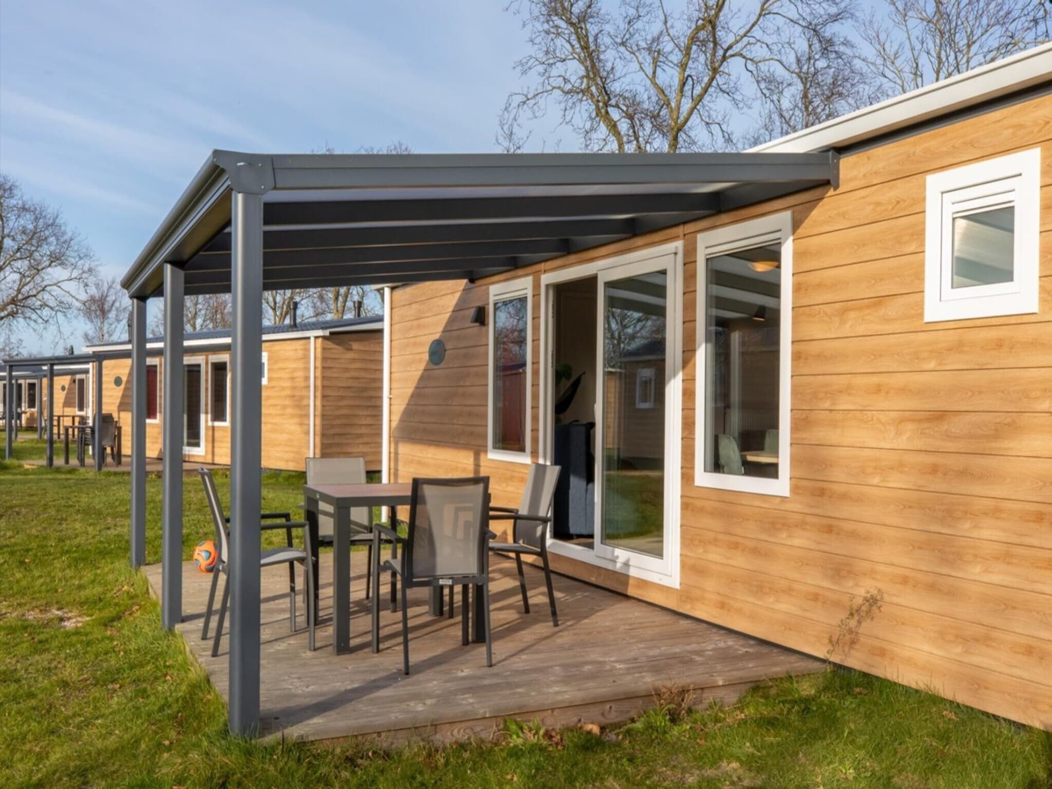 De buitenkant van Chalet - Camping de Duinhoeve 'Bosdier' in Burgh-Haamstede