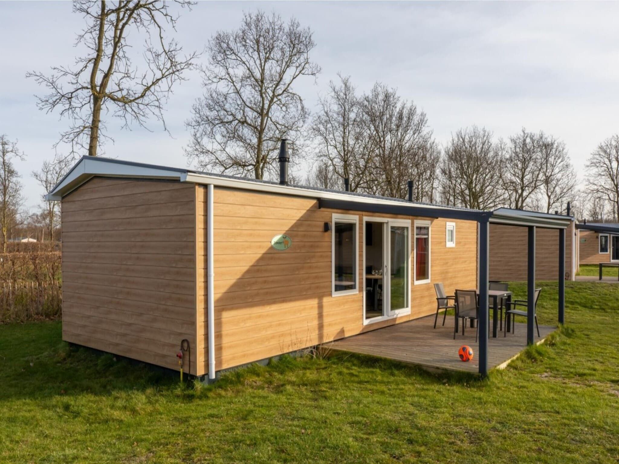 De buitenkant van Chalet - Camping de Duinhoeve 'Bosdier' in Burgh-Haamstede