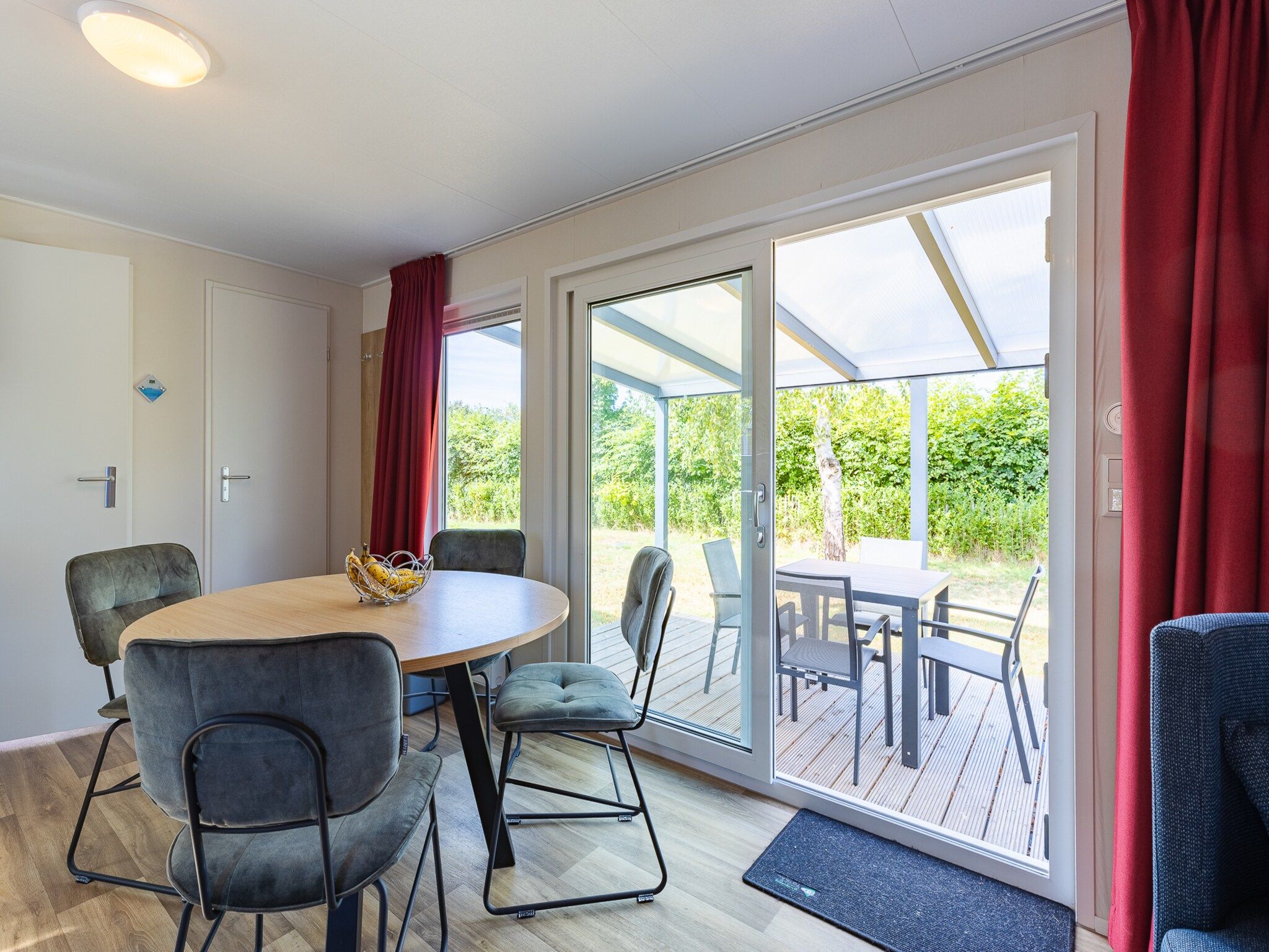De eetkamer van Chalet - Camping de Duinhoeve 'Bosdier' in Burgh-Haamstede