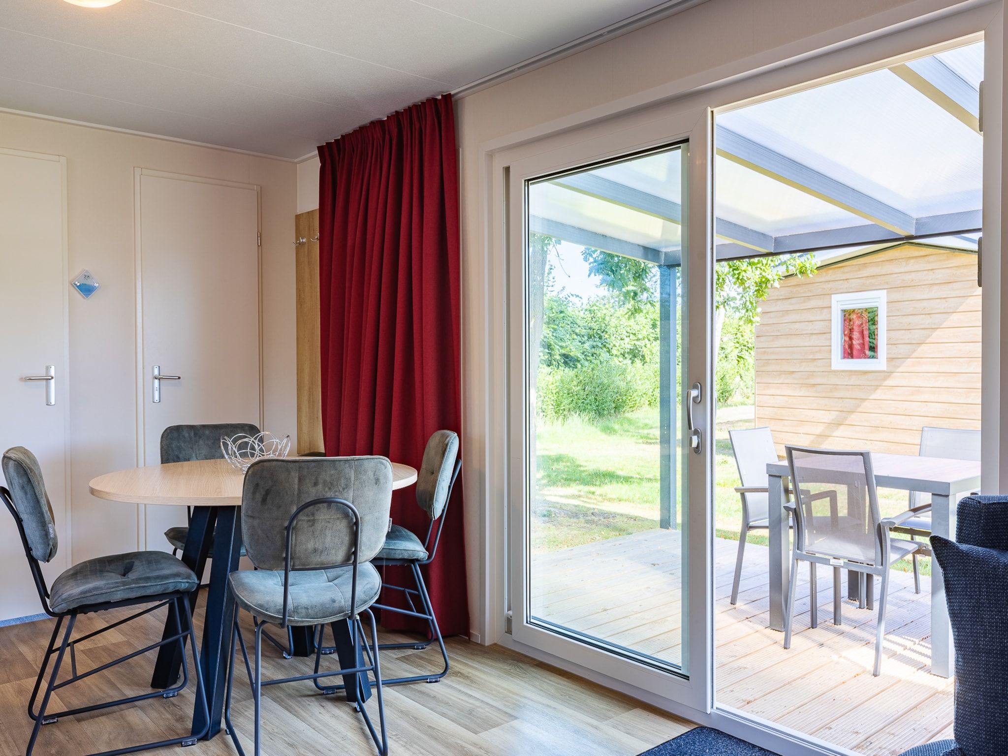 De eetkamer van Chalet - Camping de Duinhoeve 'Bosdier' in Burgh-Haamstede