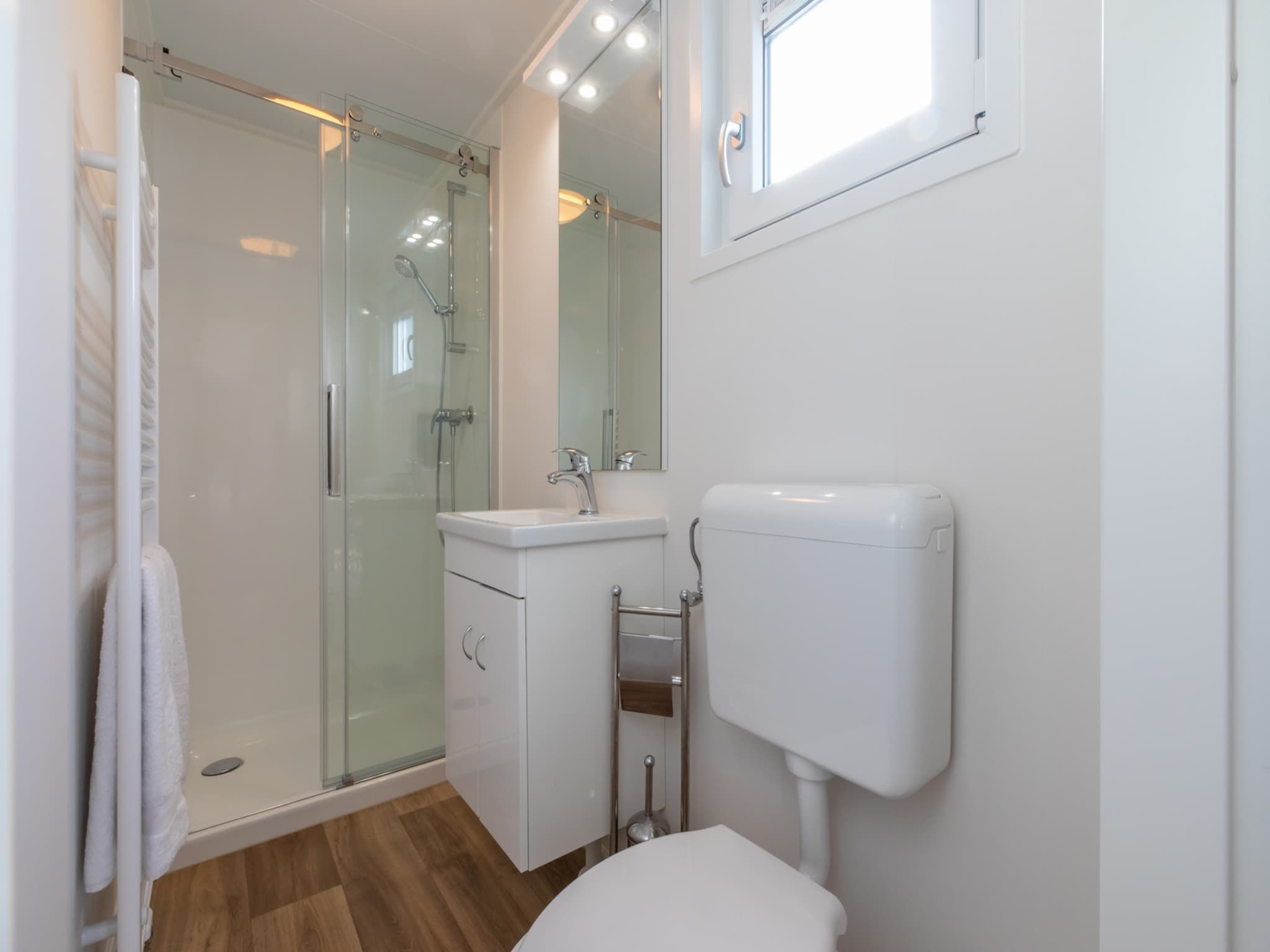 De badkamer van Chalet - Camping de Duinhoeve 'Bosdier' in Burgh-Haamstede