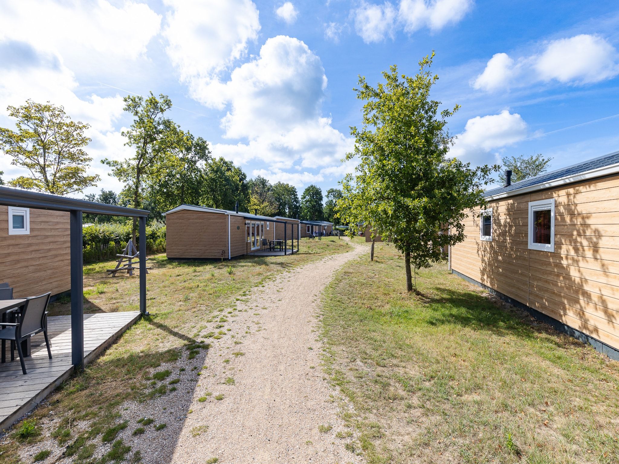 De tuin van Chalet - Camping de Duinhoeve 'Bosdier' in Burgh-Haamstede
