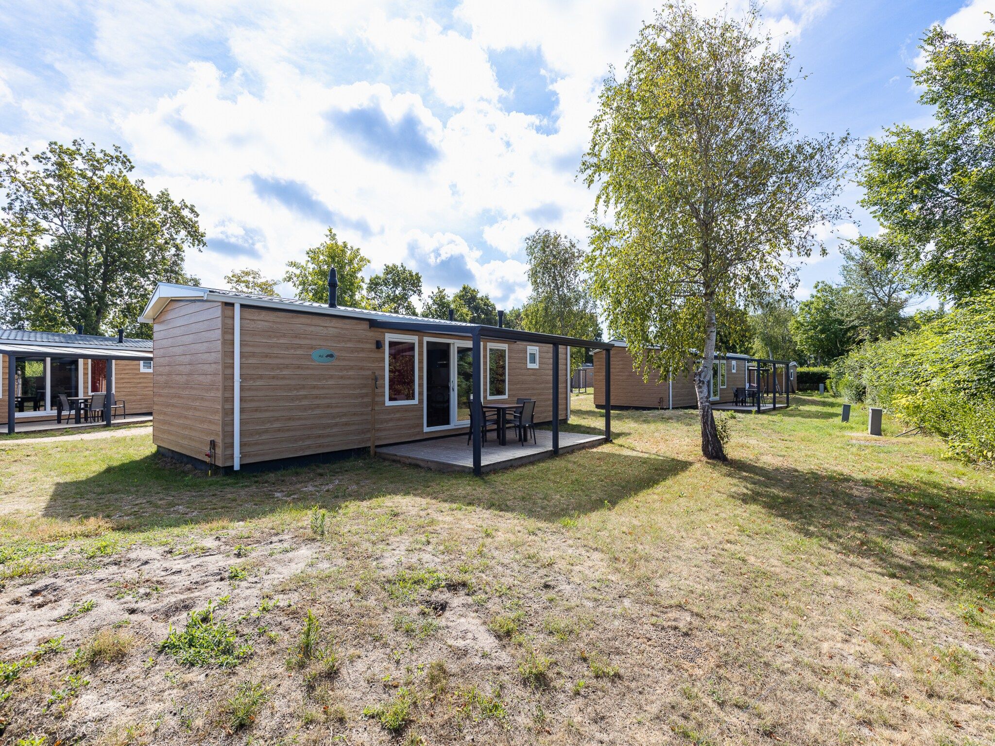 De buitenkant van Chalet - Camping de Duinhoeve 'Bosdier' in Burgh-Haamstede