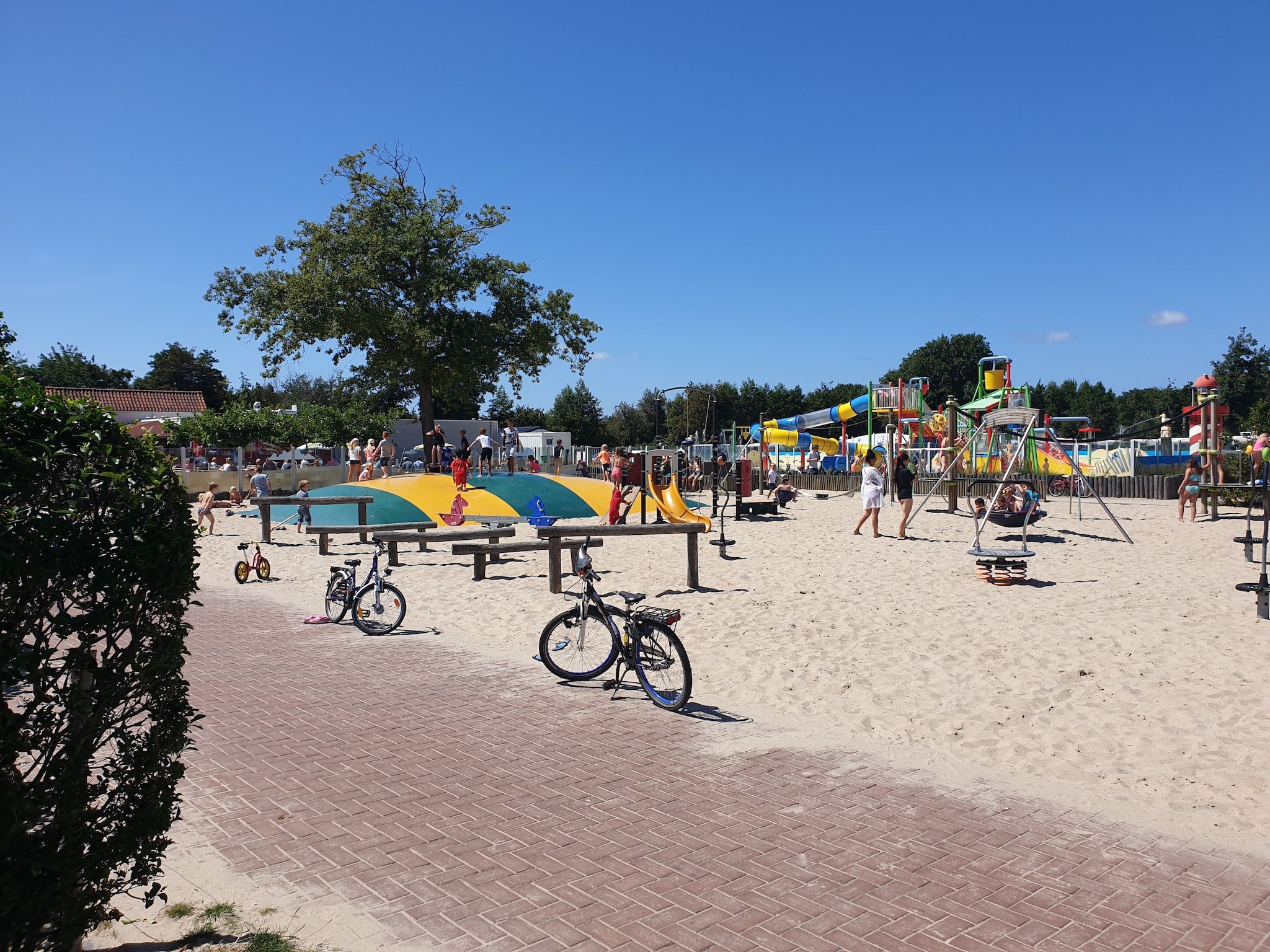 De buitenkant van Chalet - Camping de Duinhoeve 'Bosdier' in Burgh-Haamstede