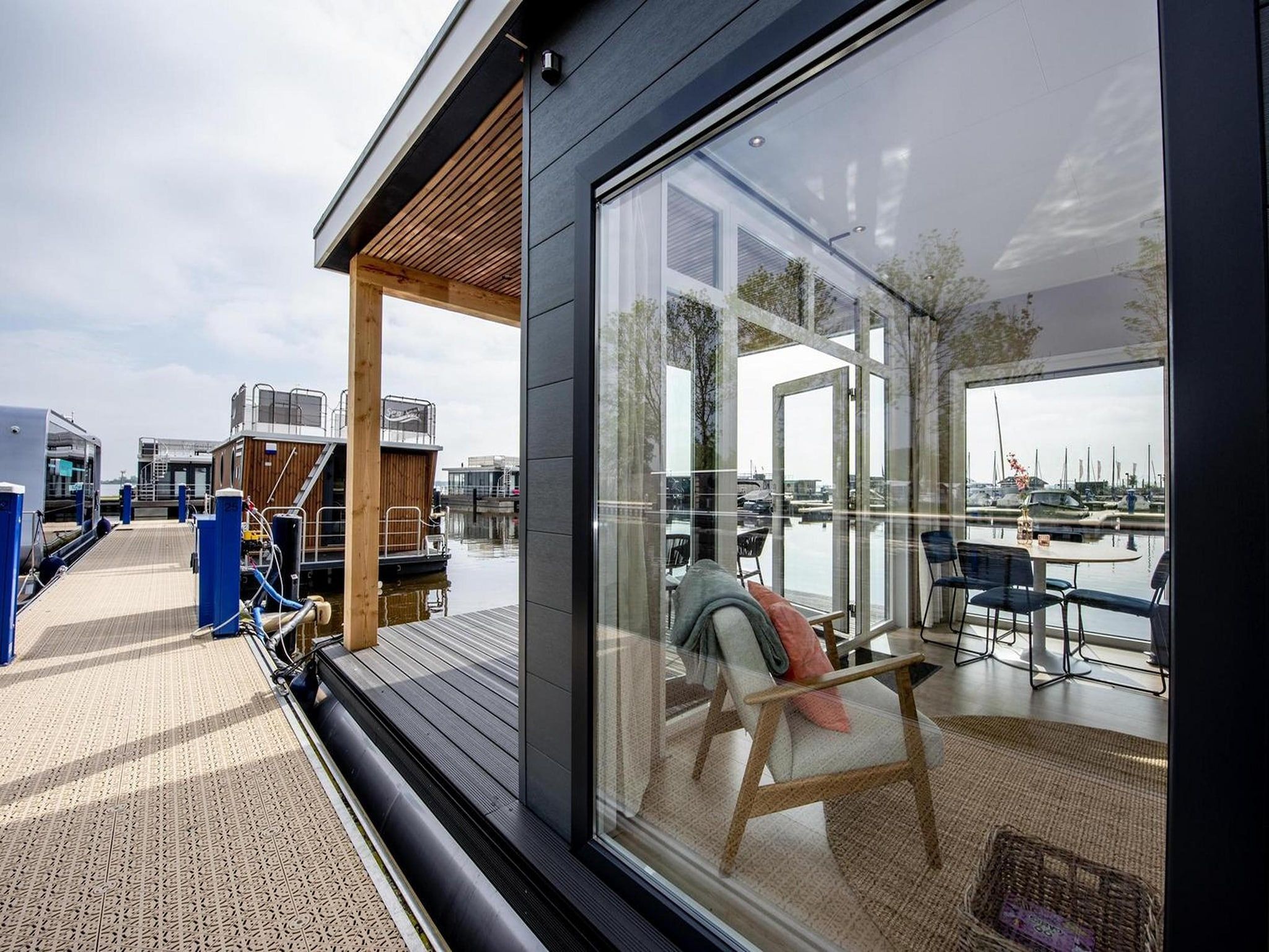 Het terras van RiggelBrug Sneekermeer in Offingawier
