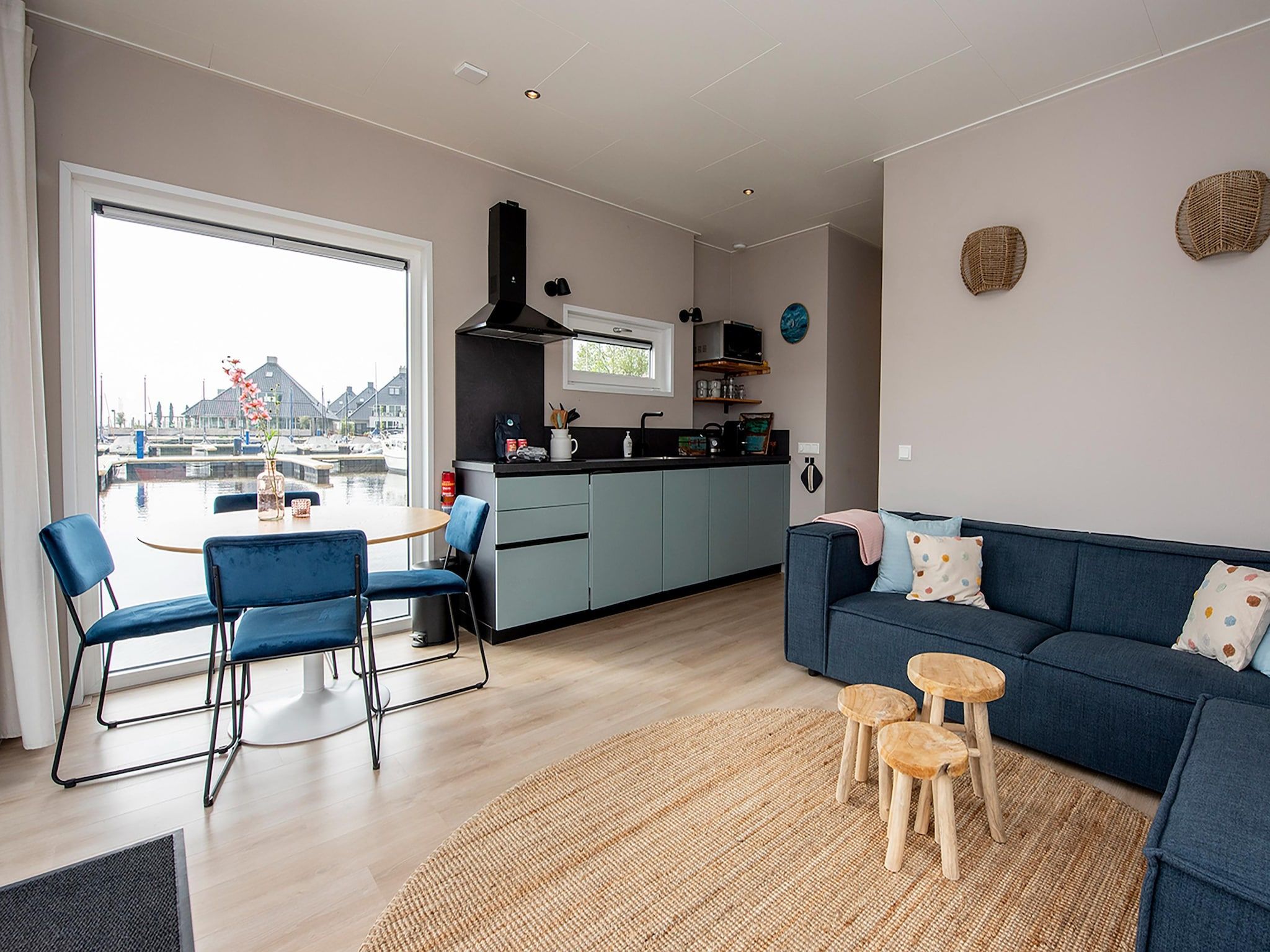 De woonkamer van RiggelBrug Sneekermeer in Offingawier