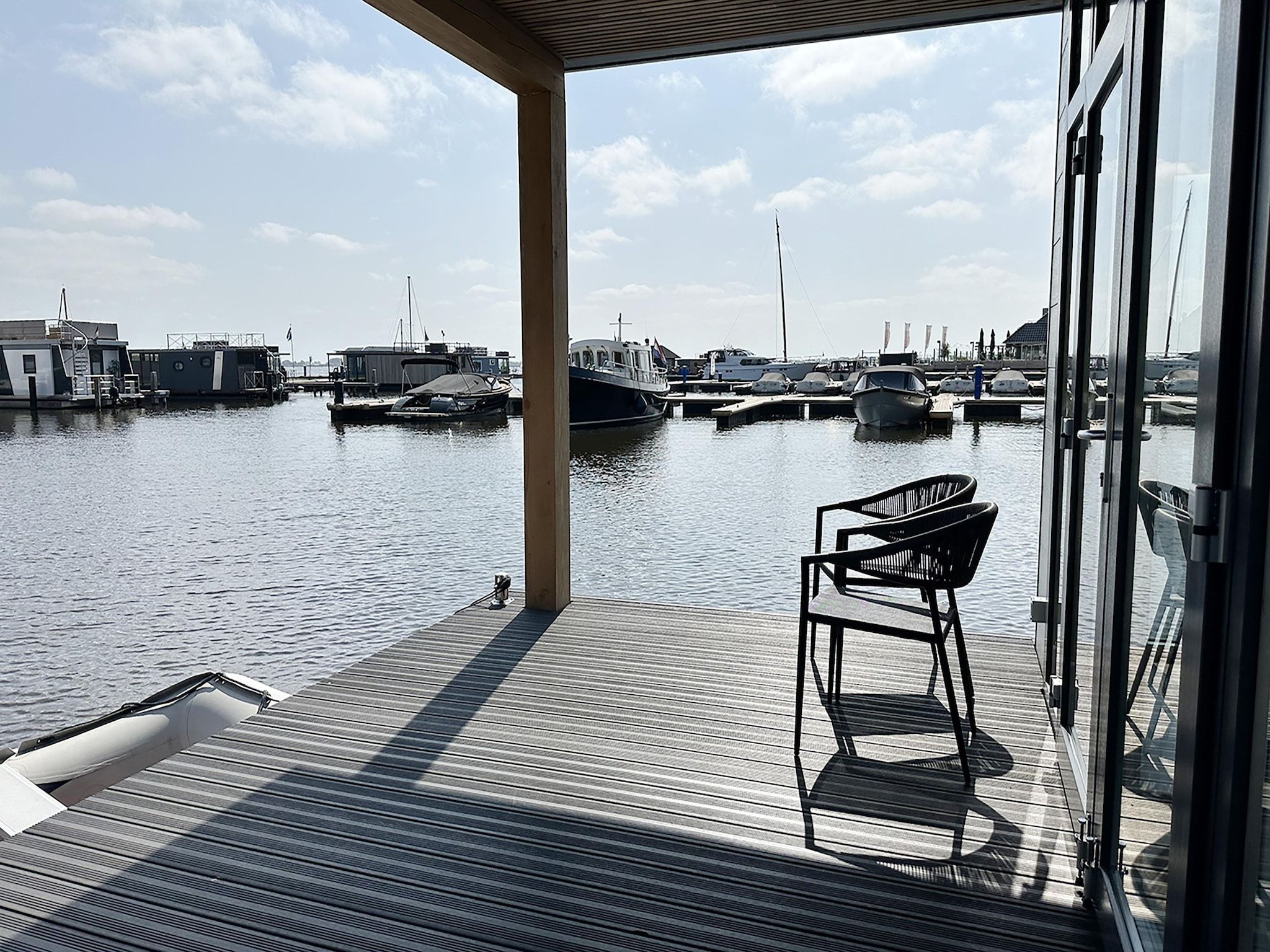 Het terras van RiggelBrug Sneekermeer in Offingawier