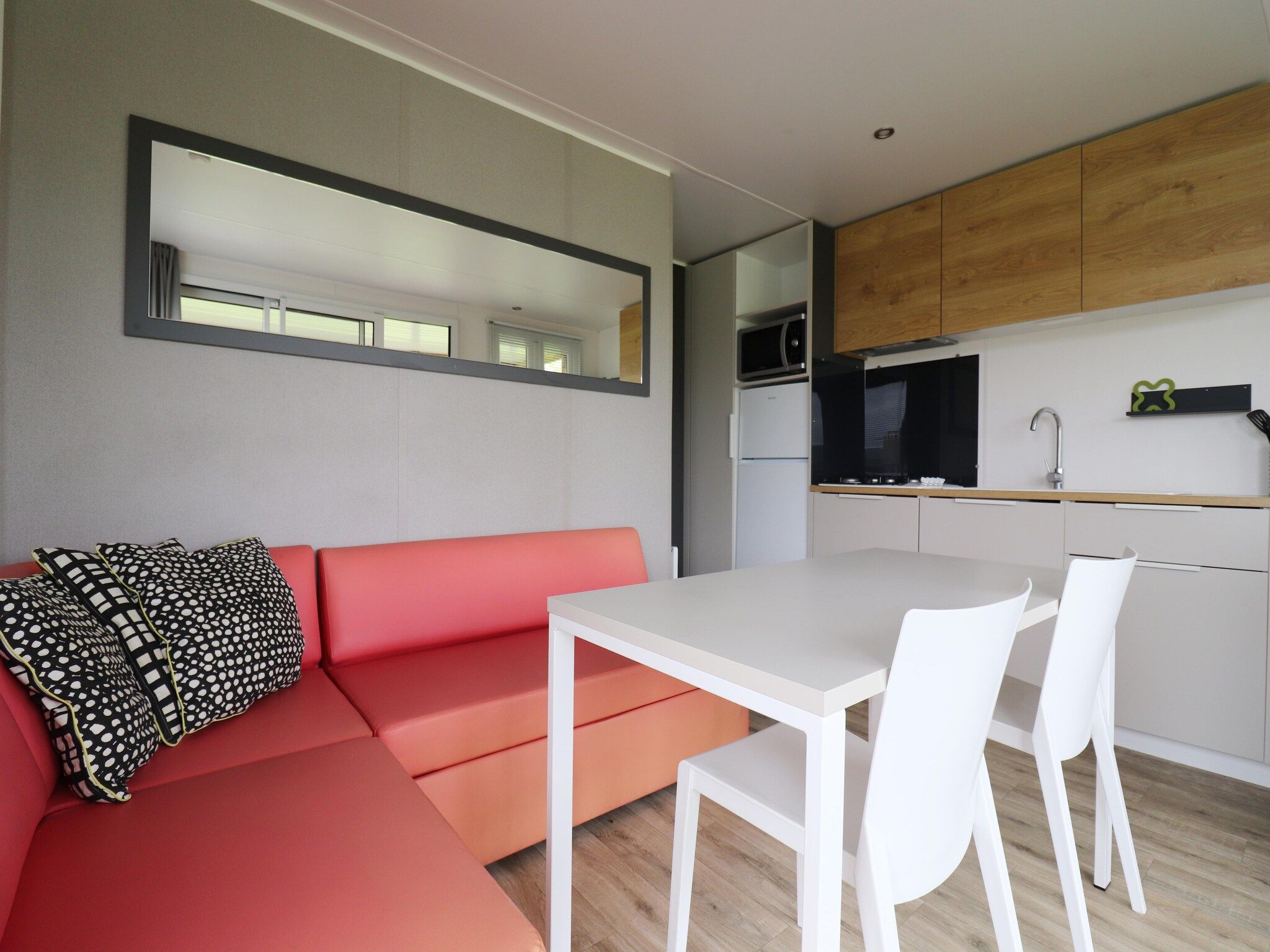 De woonkamer van Terraslodge 1 in Heeg