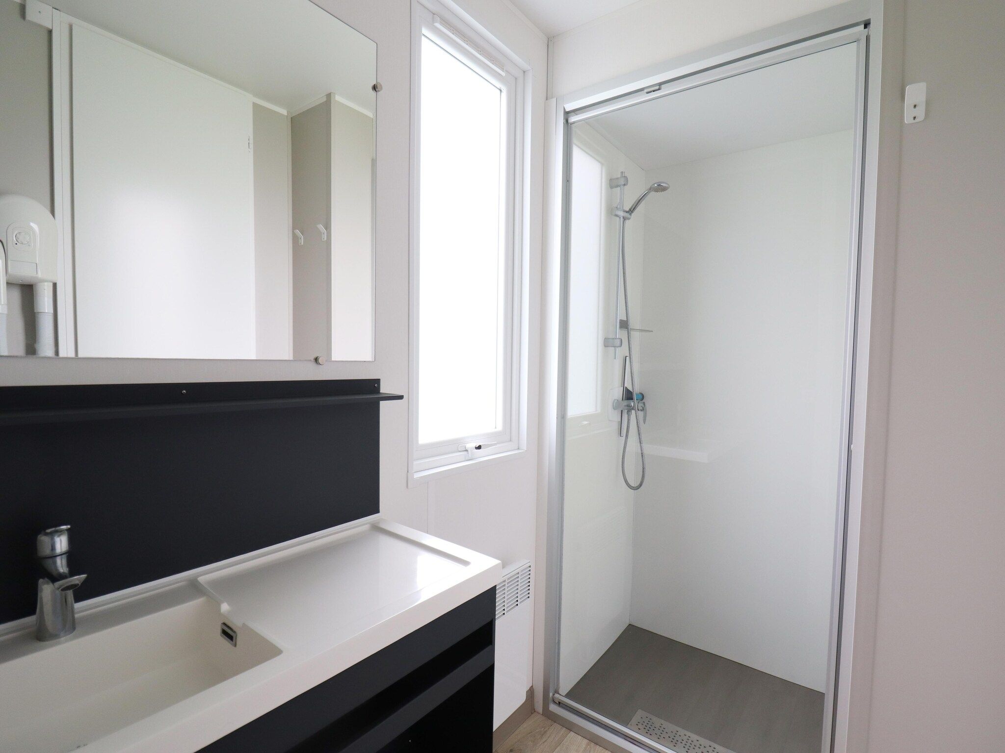De badkamer van Terraslodge 1 in Heeg