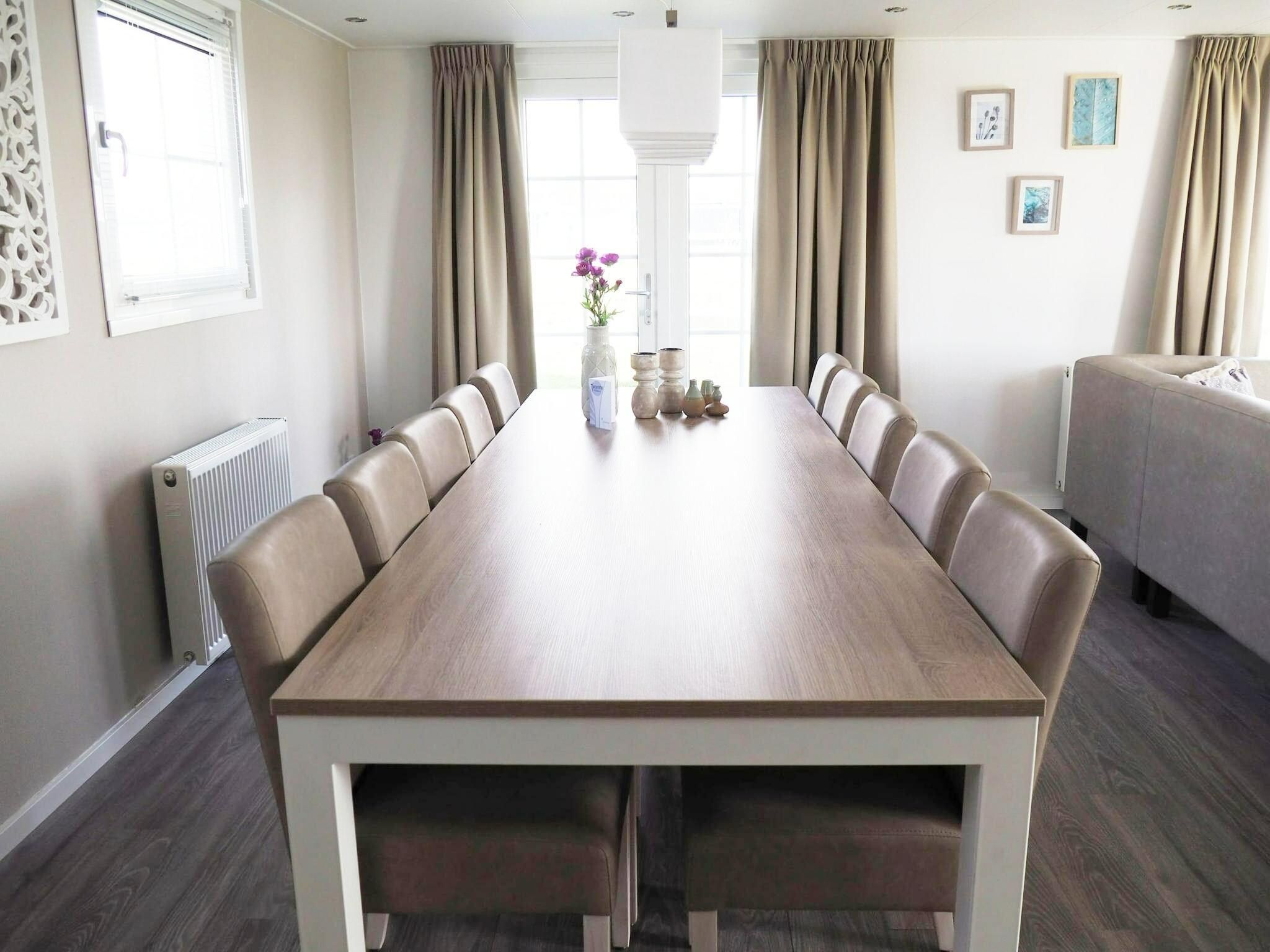 De eetkamer van Tulpenhof Villa  10 personen in West-Graftdijk