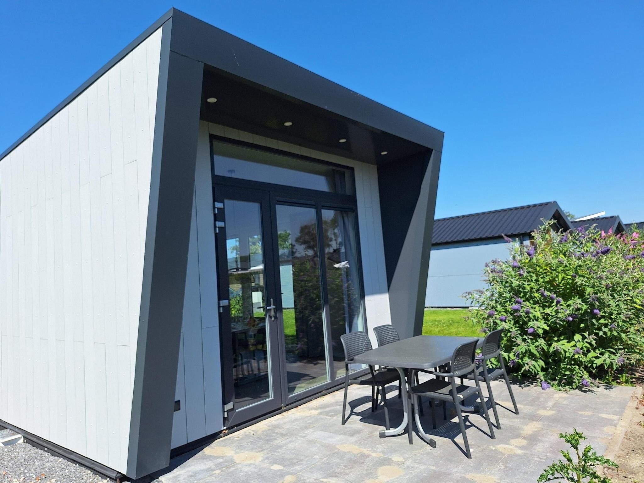 Het terras van Zaans Huisje  4 personen in West-Graftdijk