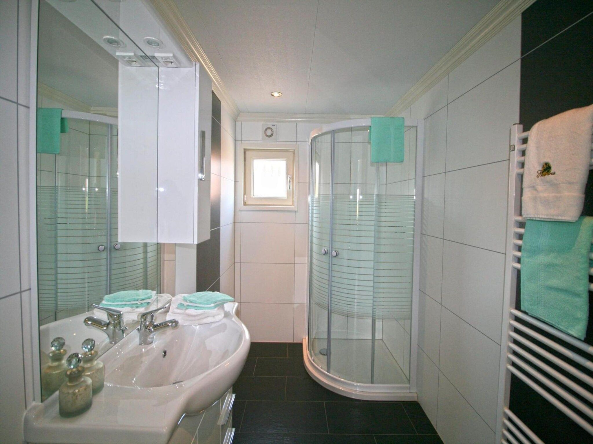 De badkamer van Tulpenhof met sauna  6 personen in West-Graftdijk