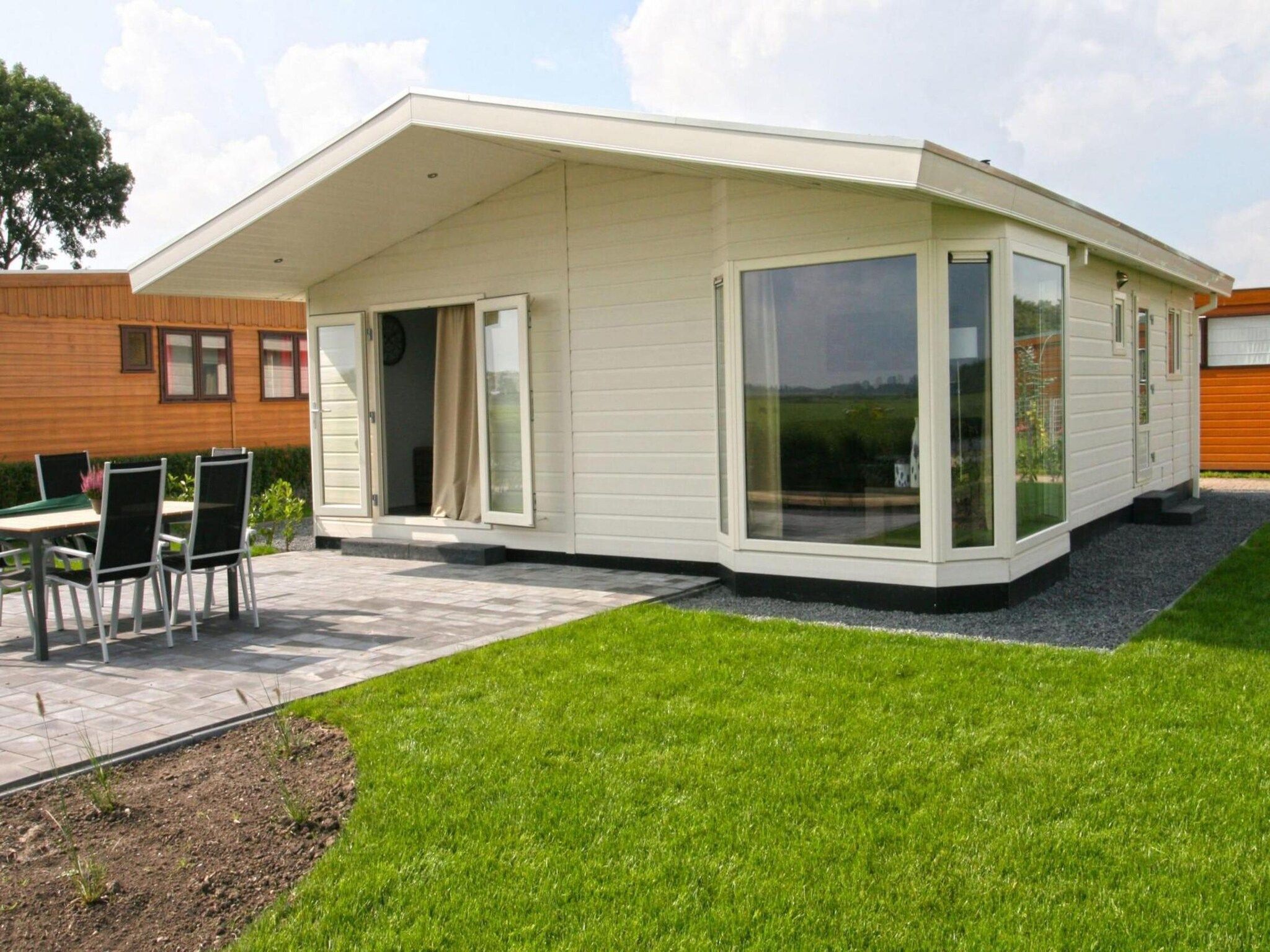 De buitenkant van Tulpenhof met sauna  6 personen in West-Graftdijk