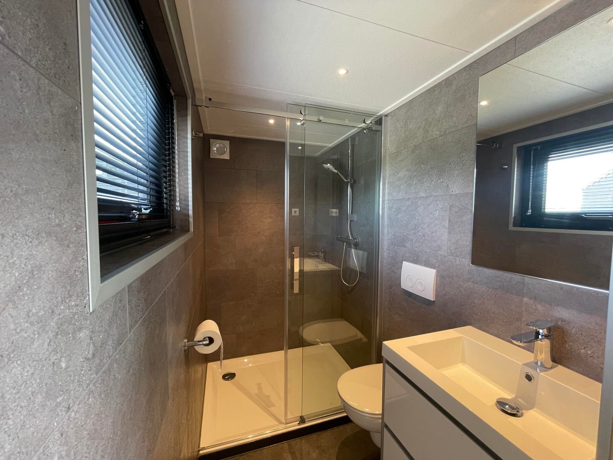 De badkamer van Tiny House  4 personen in West-Graftdijk