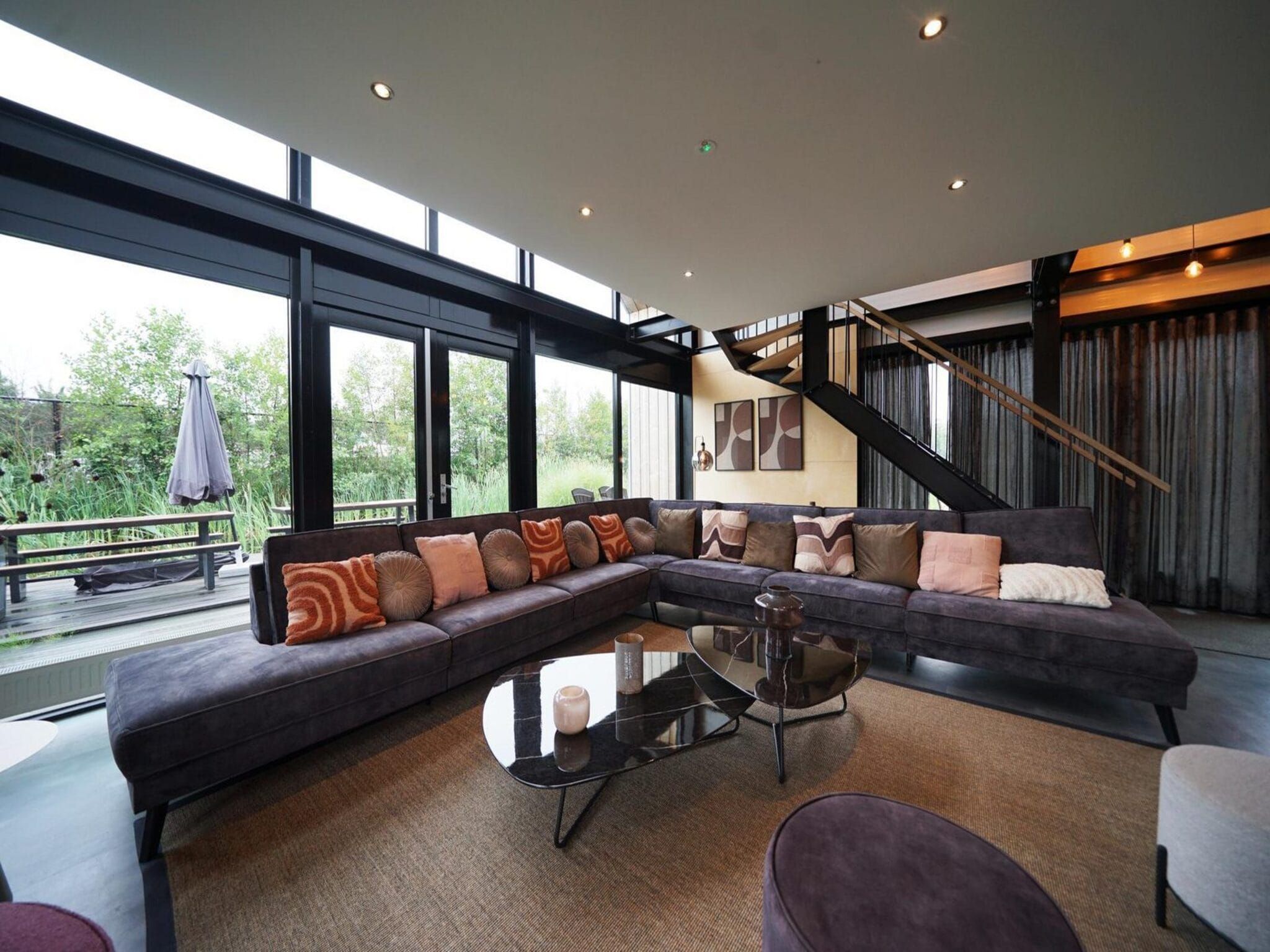 De woonkamer van Loft 18 in Nijkerk